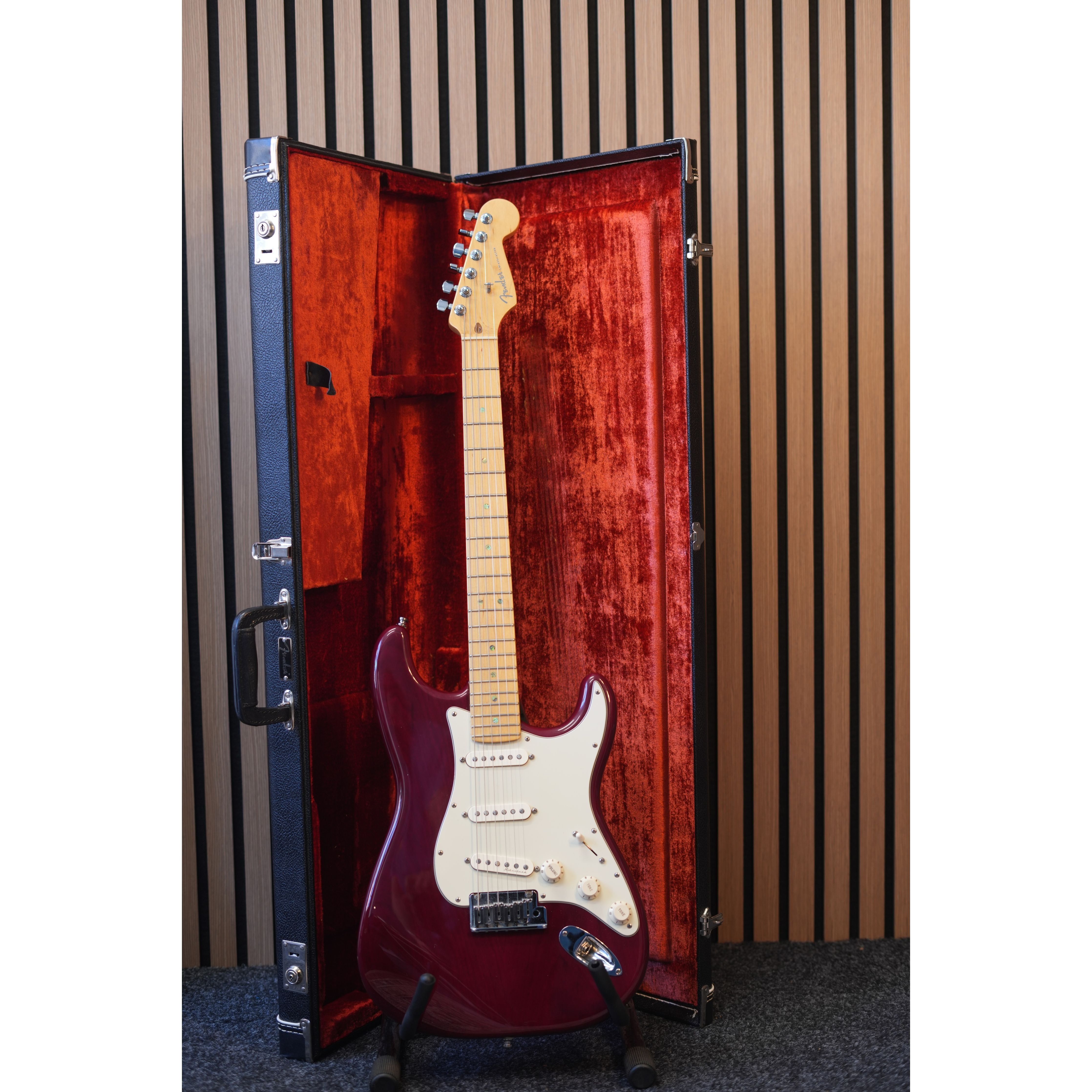 Fender American Deluxe Stratocaster USA 1999 in Cranberry Transparent with Hardcase Pre-Owned