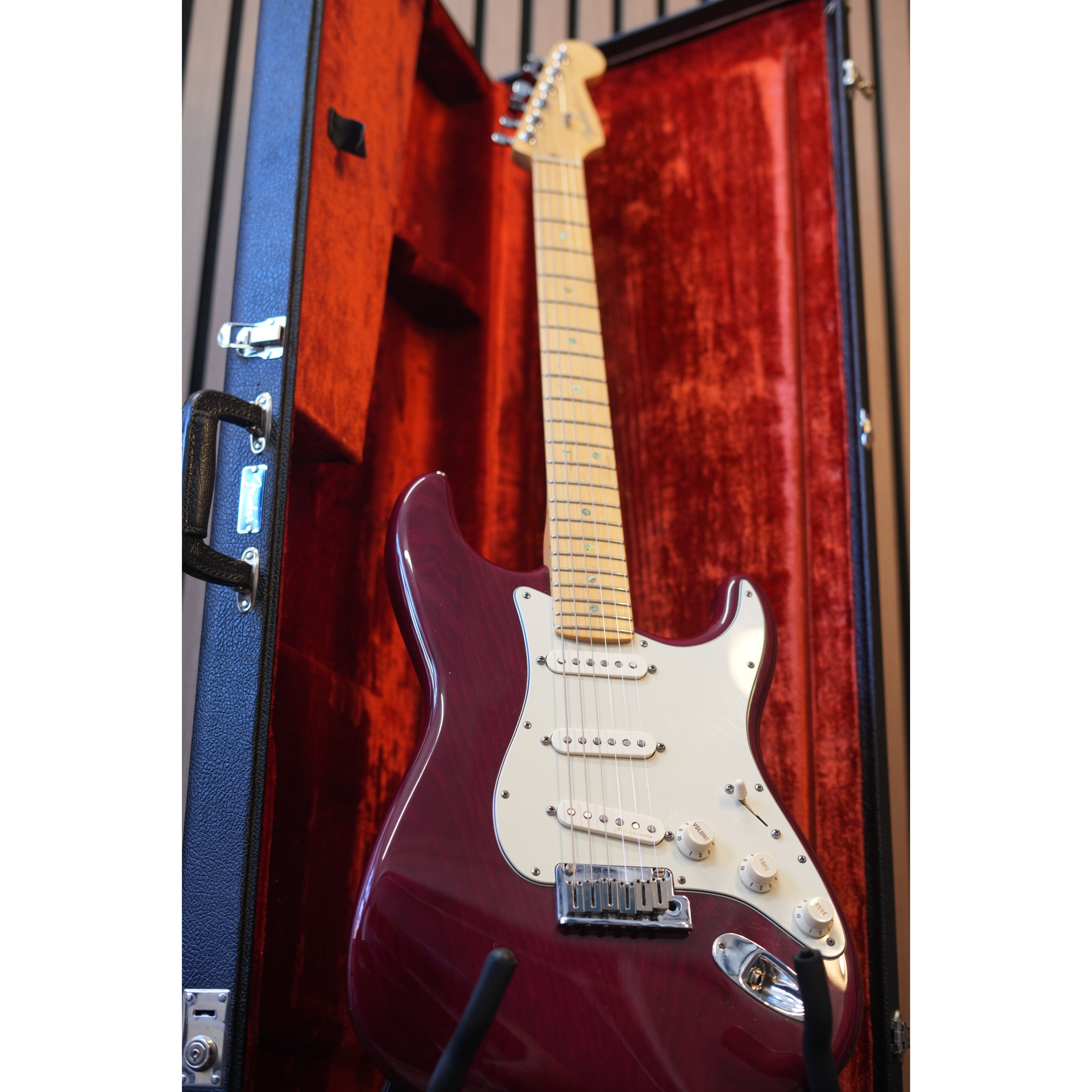 Fender American Deluxe Stratocaster USA 1999 in Cranberry Transparent with Hardcase Pre-Owned