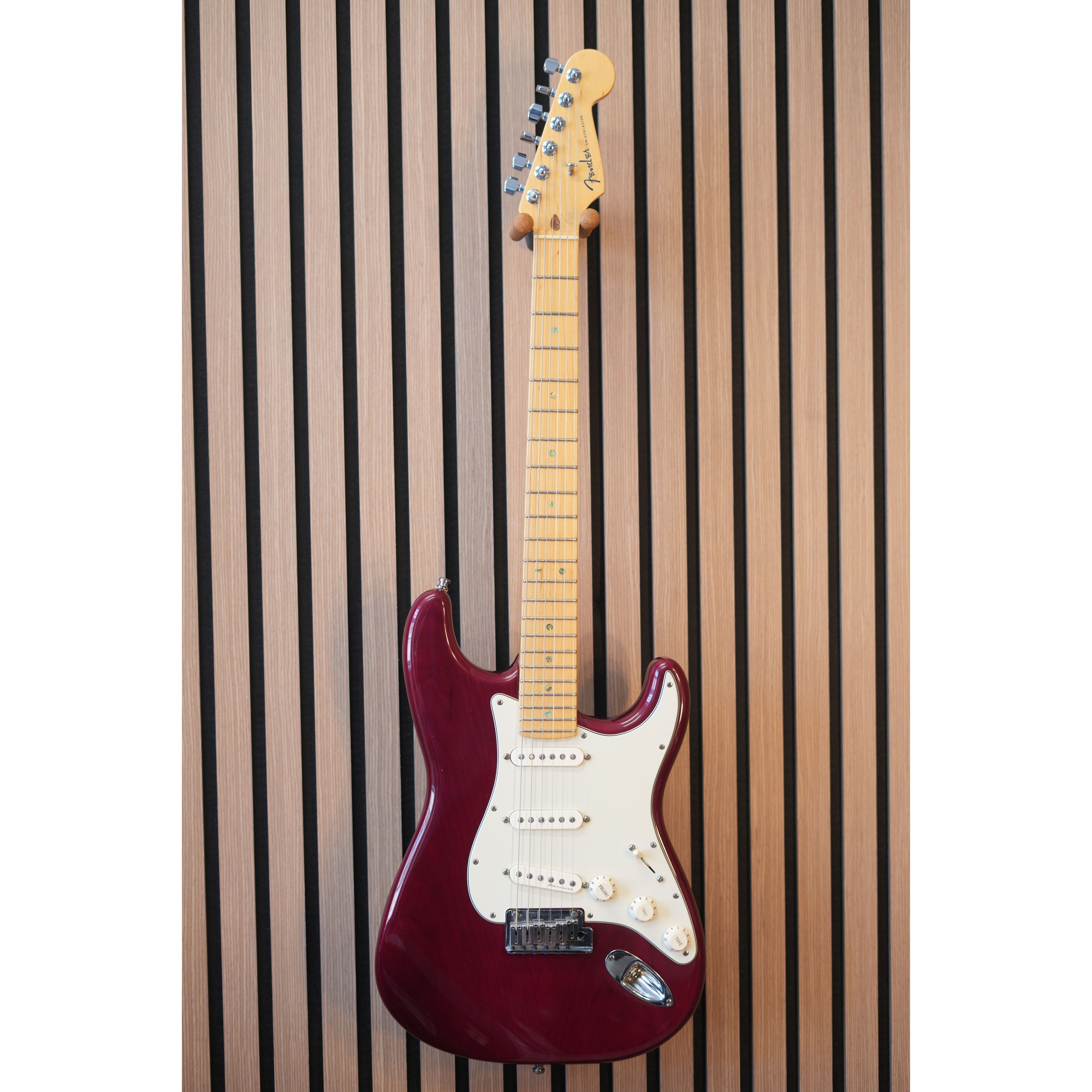 Fender American Deluxe Stratocaster USA 1999 in Cranberry Transparent with Hardcase Pre-Owned