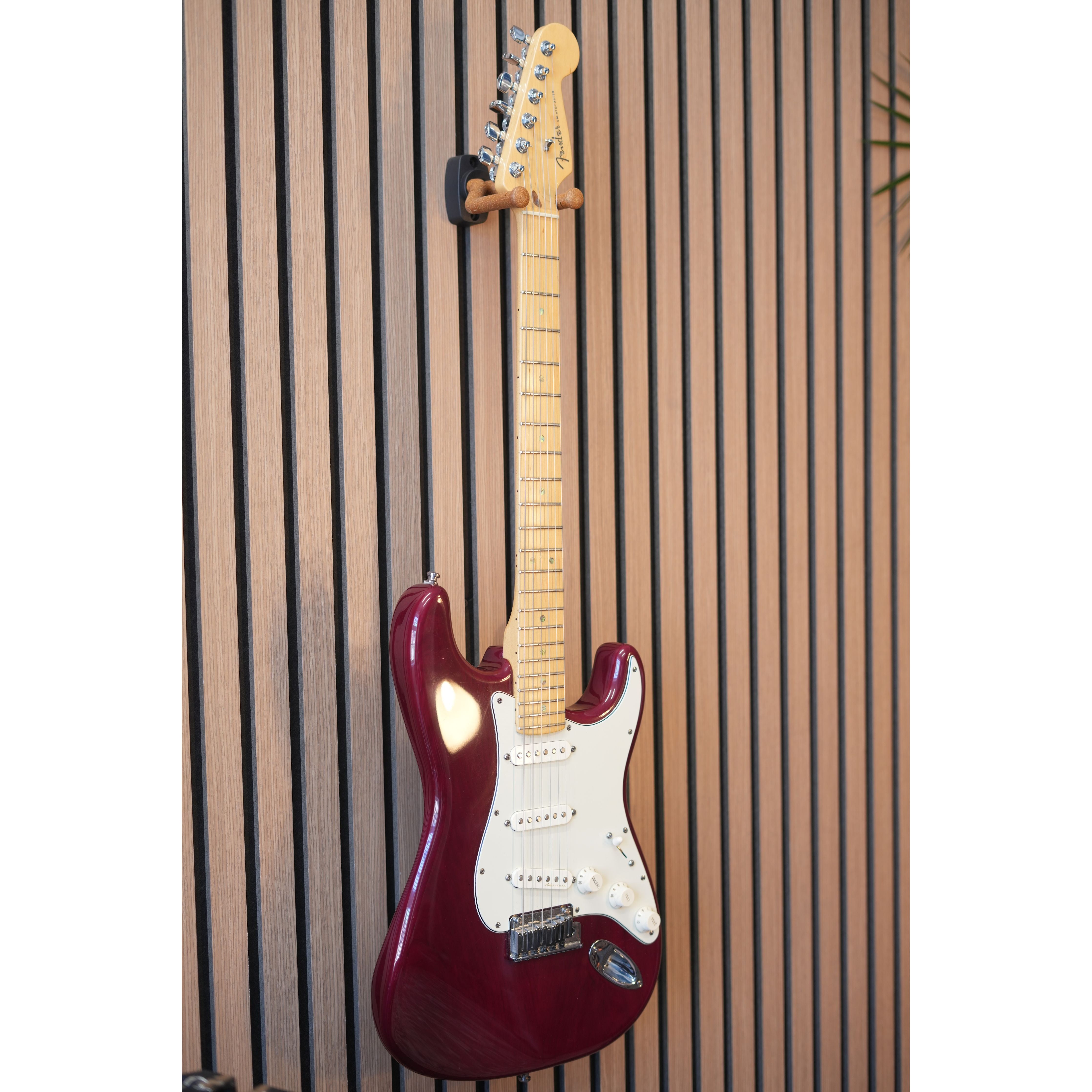 Fender American Deluxe Stratocaster USA 1999 in Cranberry Transparent with Hardcase Pre-Owned