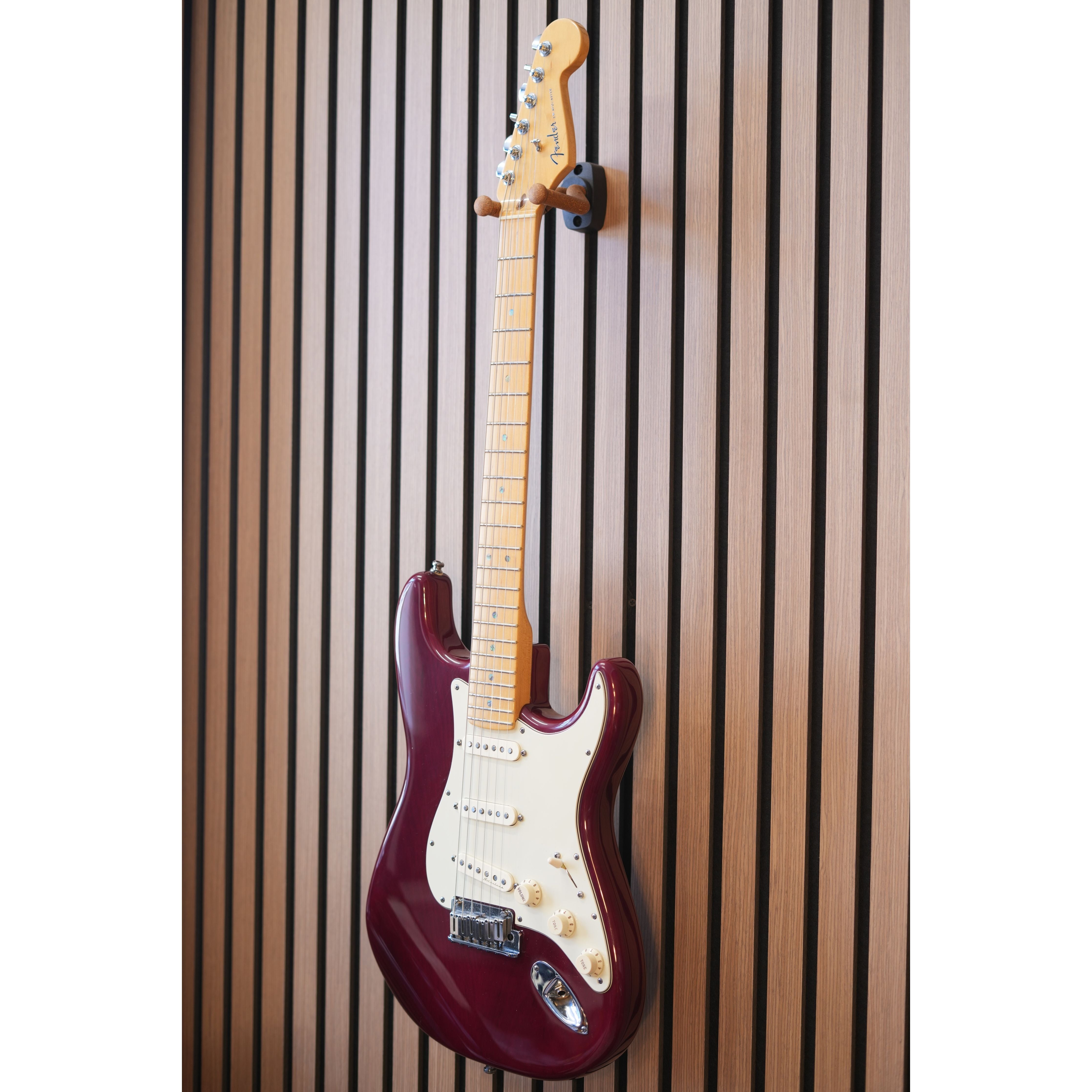 Fender American Deluxe Stratocaster USA 1999 in Cranberry Transparent with Hardcase Pre-Owned