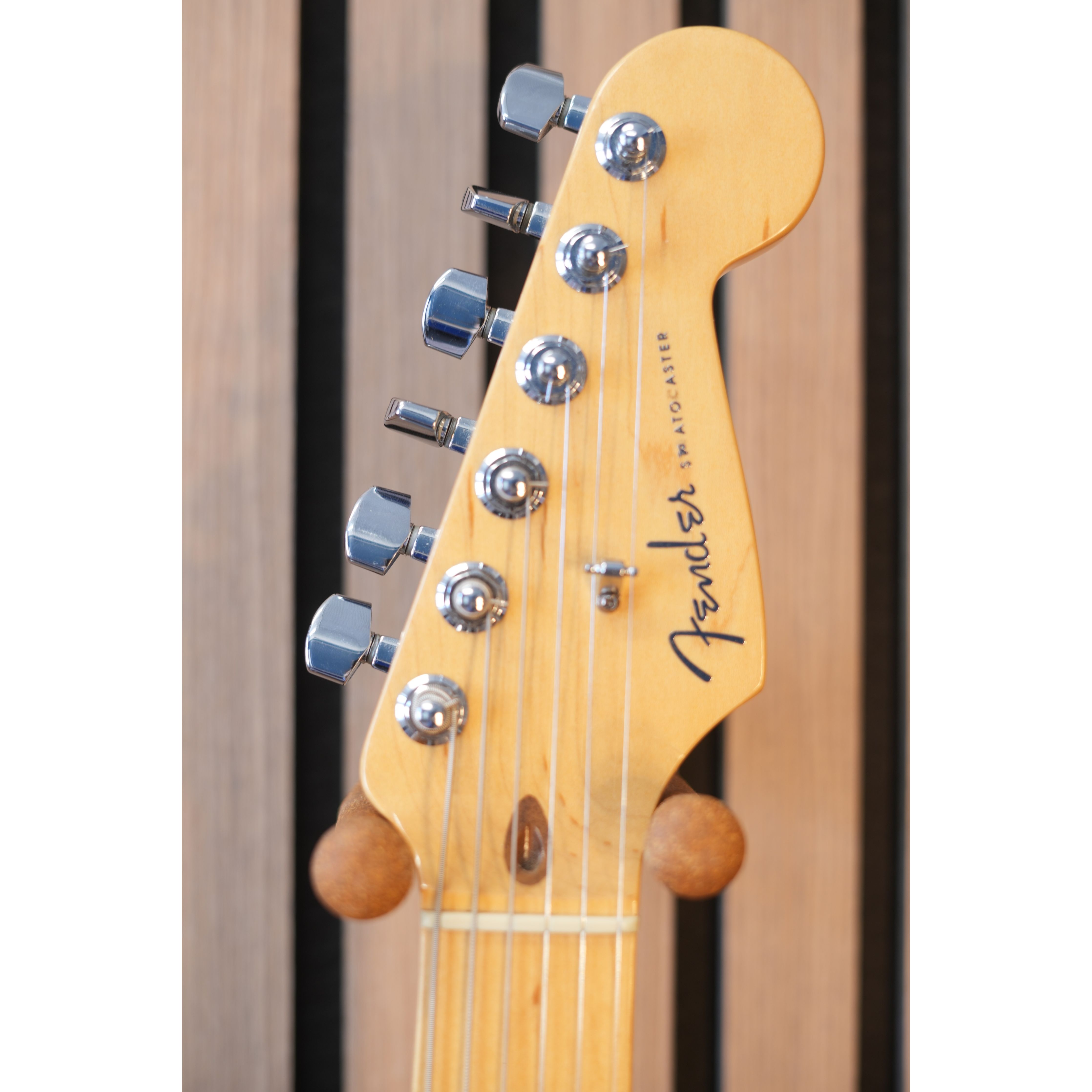 Fender American Deluxe Stratocaster USA 1999 in Cranberry Transparent with Hardcase Pre-Owned