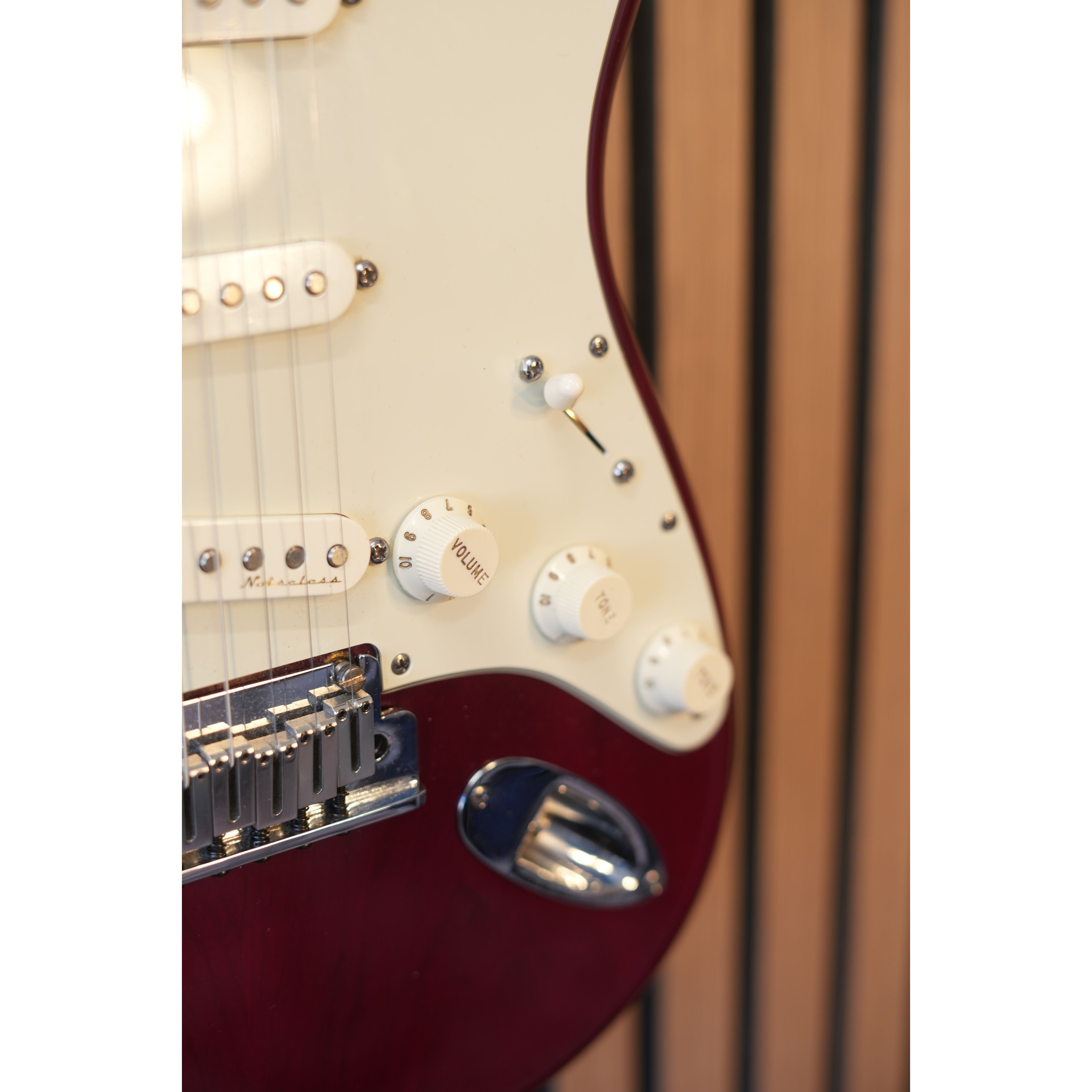 Fender American Deluxe Stratocaster USA 1999 in Cranberry Transparent with Hardcase Pre-Owned