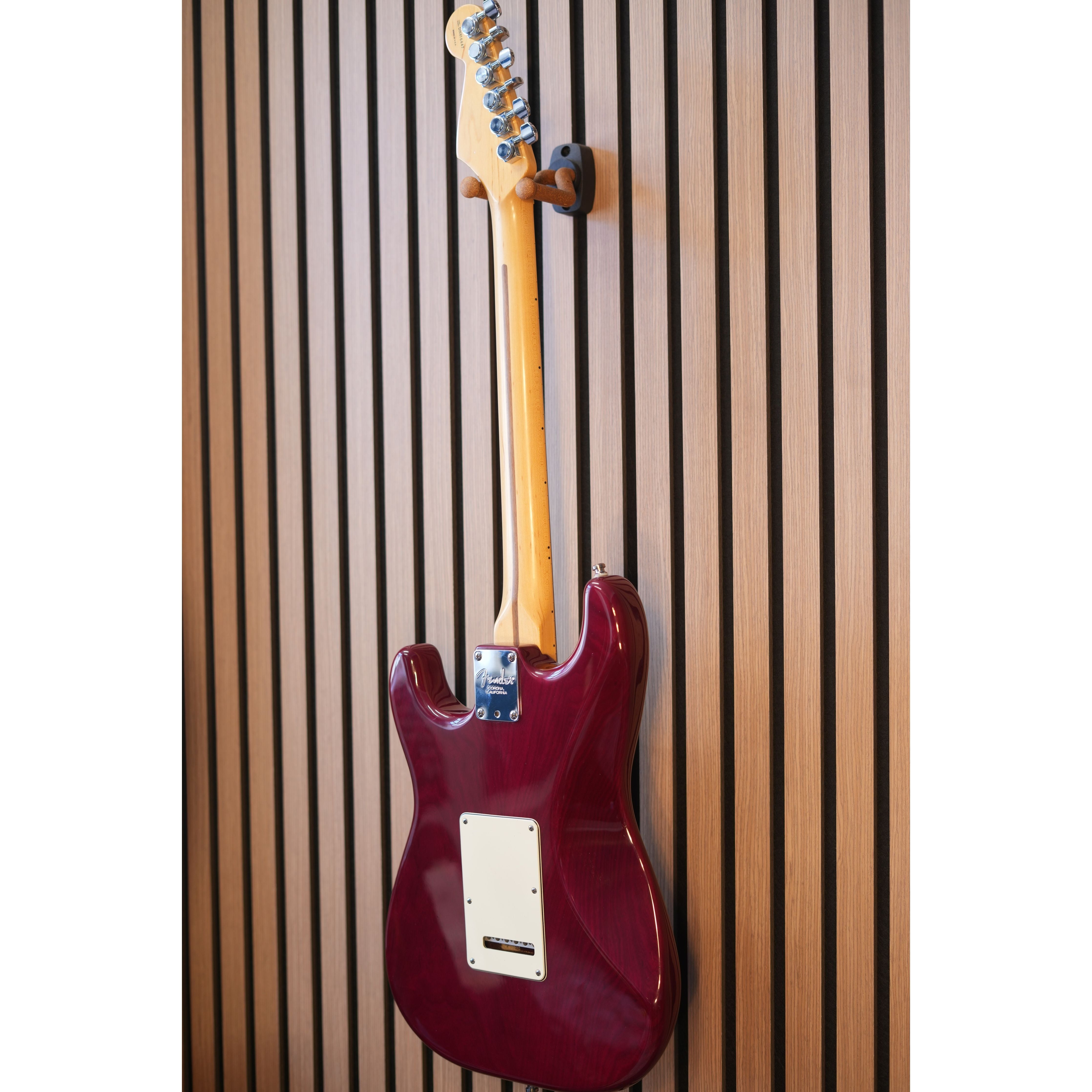 Fender American Deluxe Stratocaster USA 1999 in Cranberry Transparent with Hardcase Pre-Owned