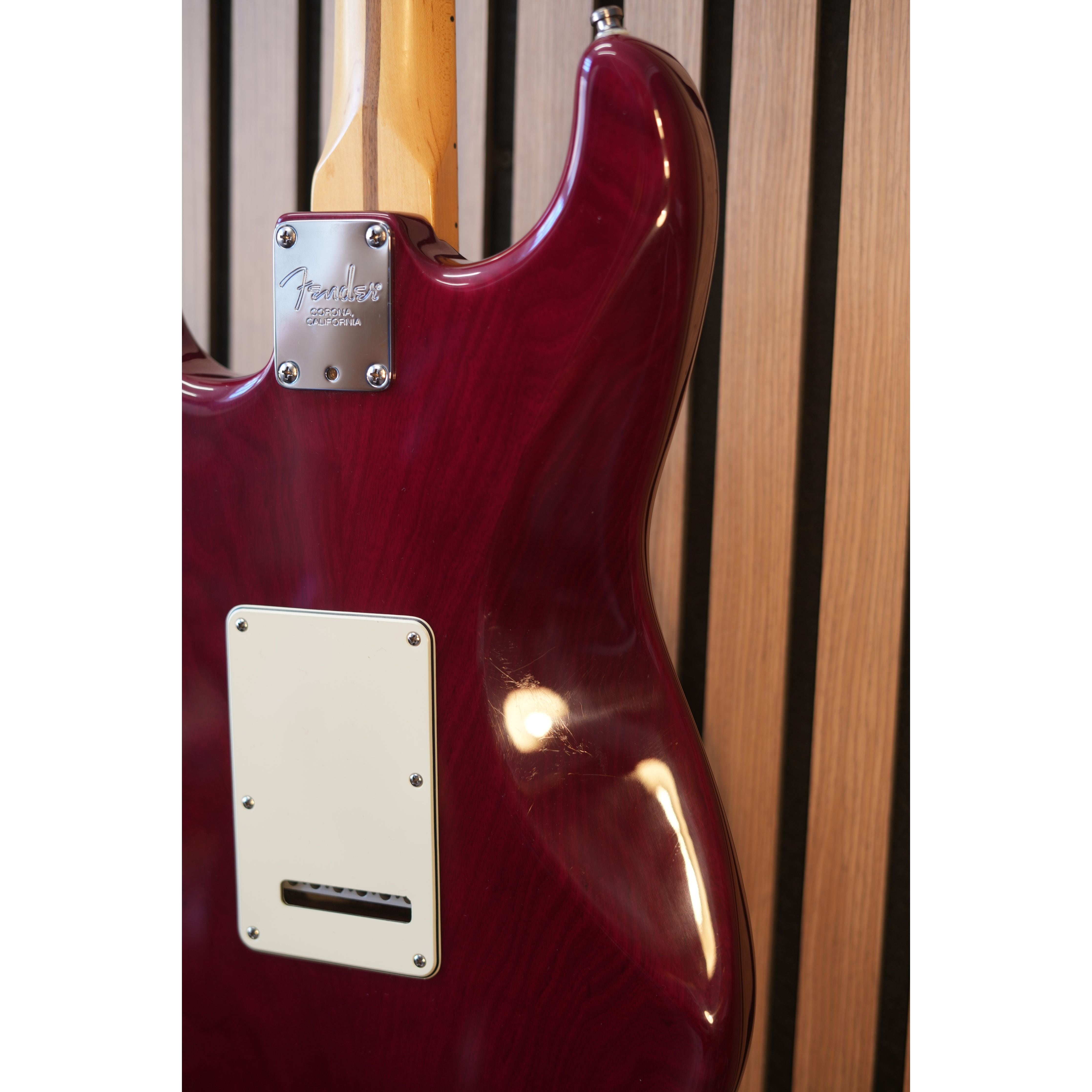 Fender American Deluxe Stratocaster USA 1999 in Cranberry Transparent with Hardcase Pre-Owned