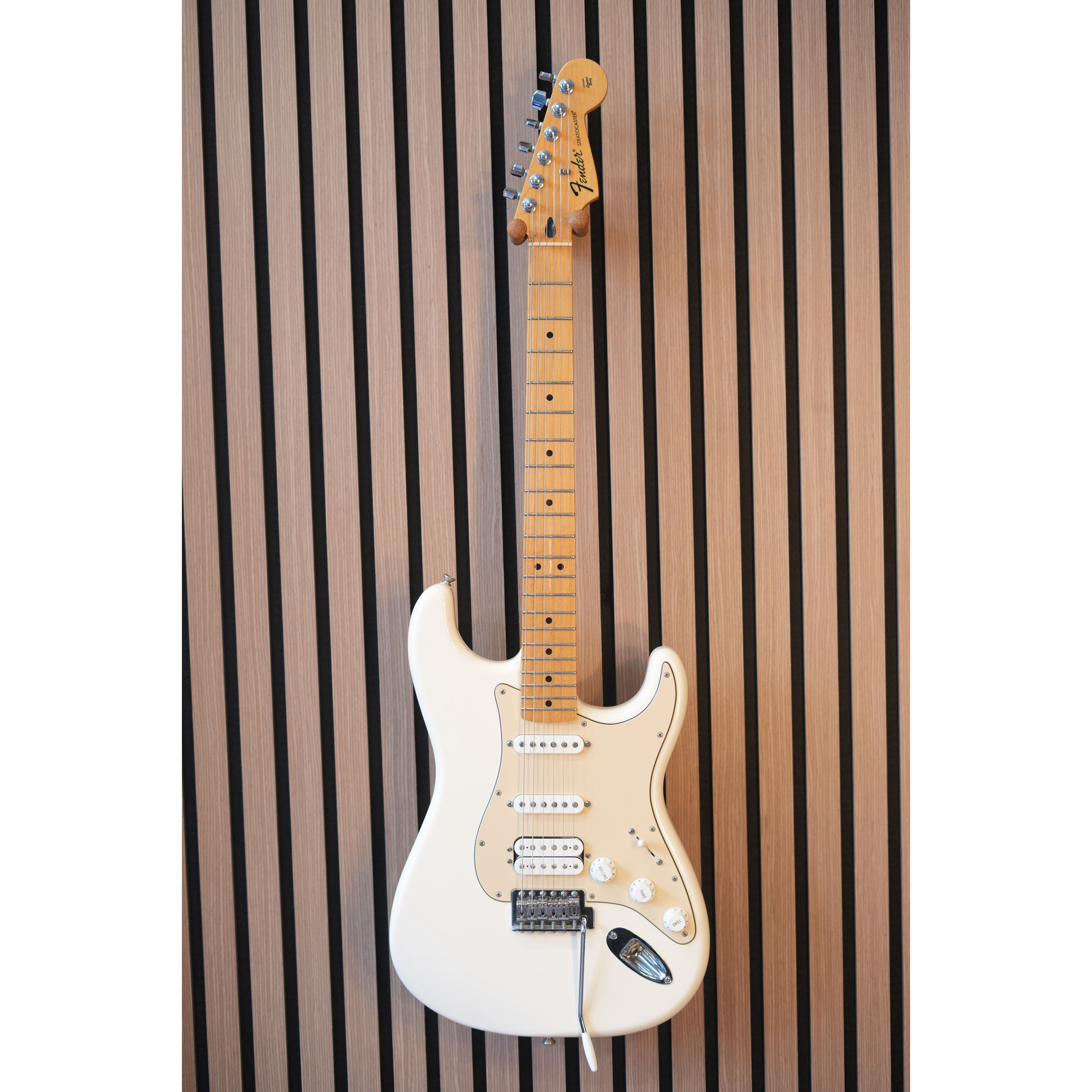 Fender Standard Stratocaster 2013 MIM Made in Mexico with HSS Pickup Configuration in Arctic White with Gigbag Pre-Owned