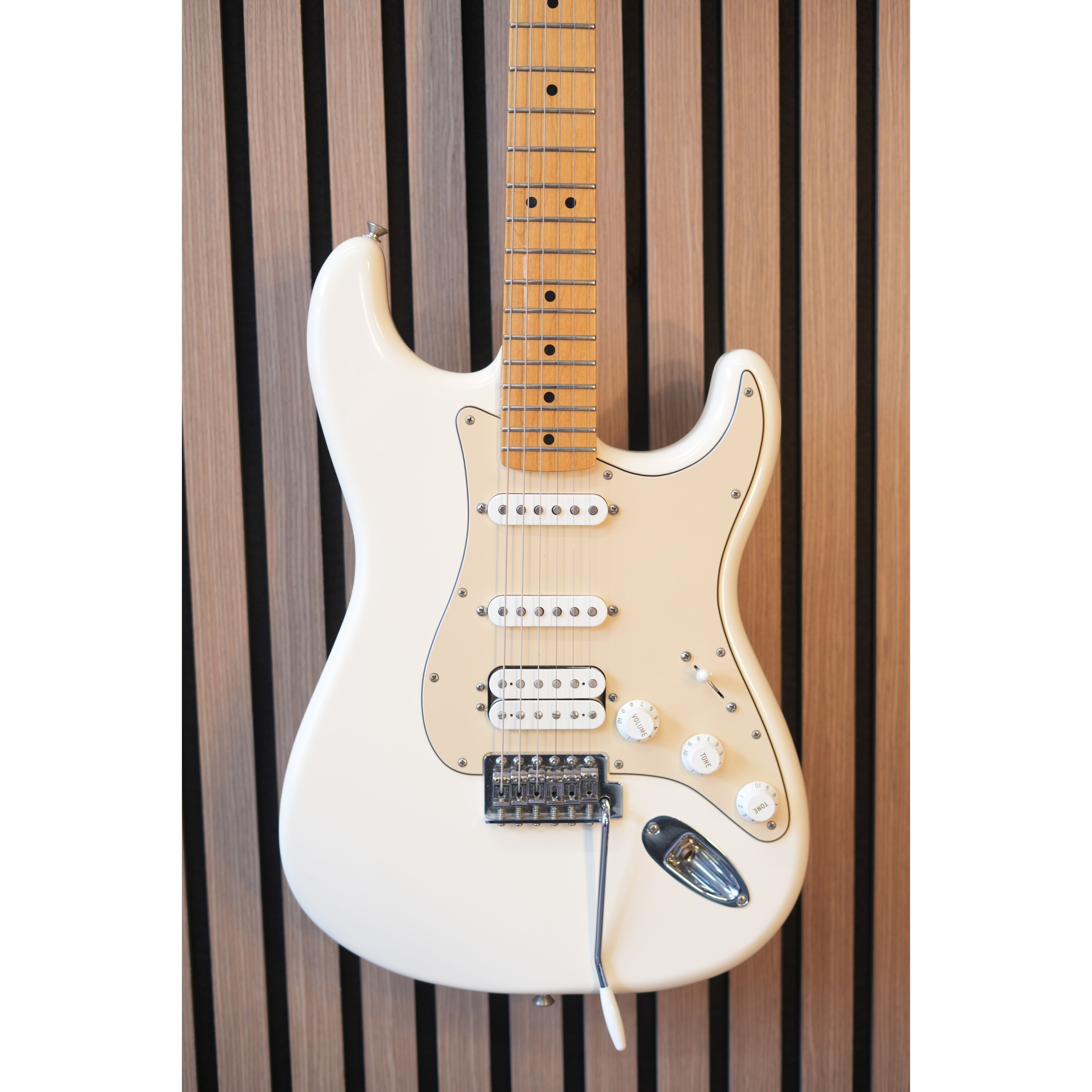 Fender Standard Stratocaster 2013 MIM Made in Mexico with HSS Pickup Configuration in Arctic White with Gigbag Pre-Owned
