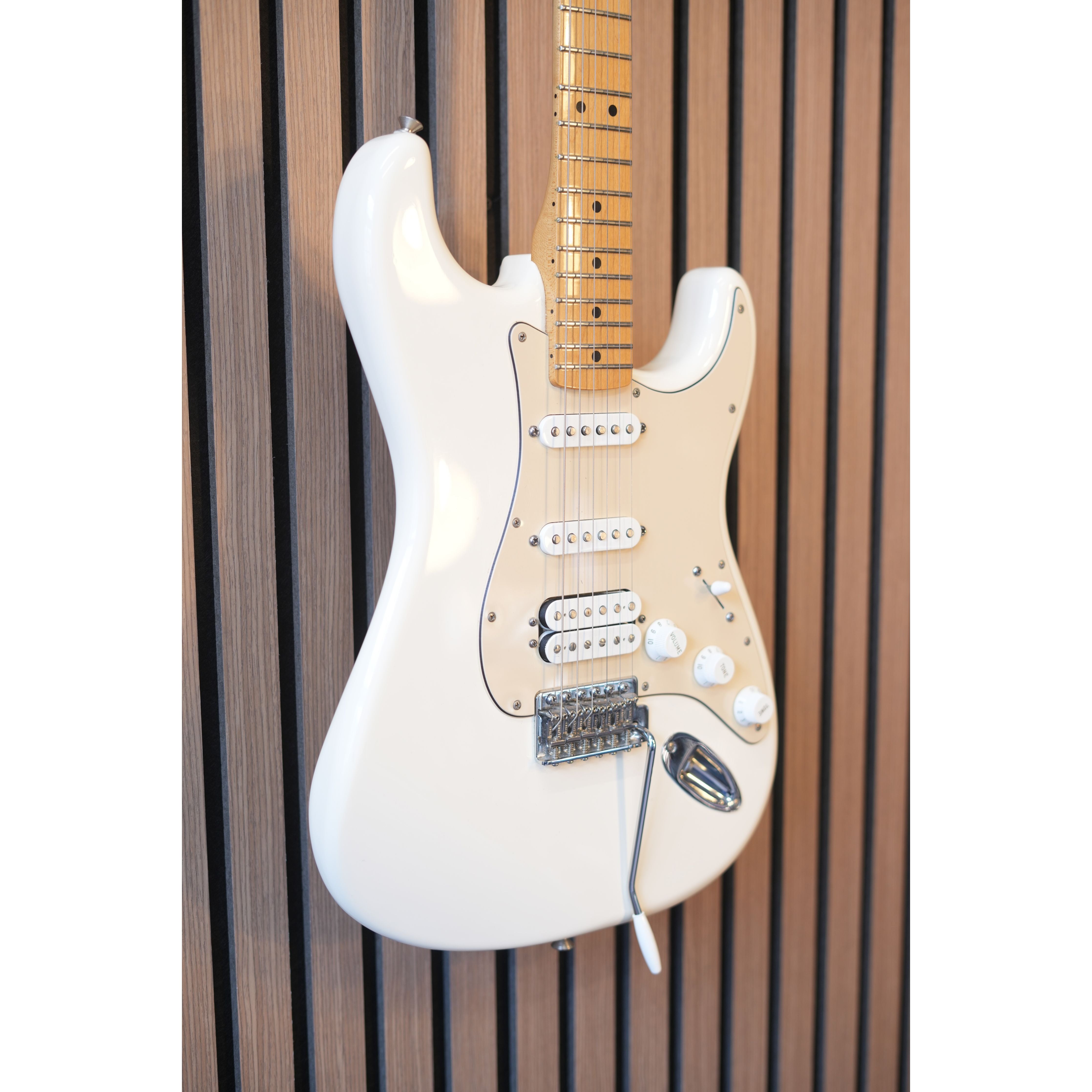 Fender Standard Stratocaster 2013 MIM Made in Mexico with HSS Pickup Configuration in Arctic White with Gigbag Pre-Owned