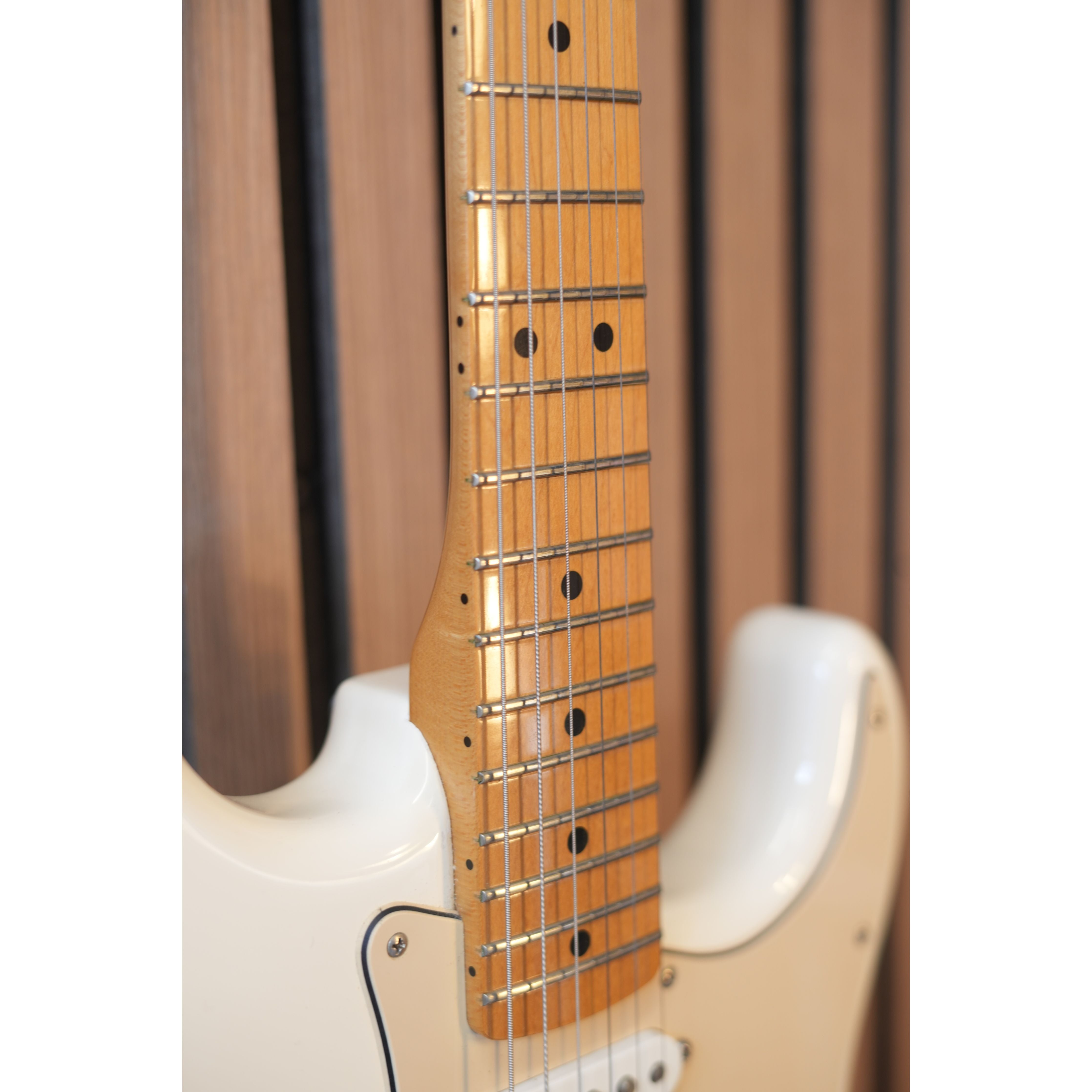 Fender Standard Stratocaster 2013 MIM Made in Mexico with HSS Pickup Configuration in Arctic White with Gigbag Pre-Owned