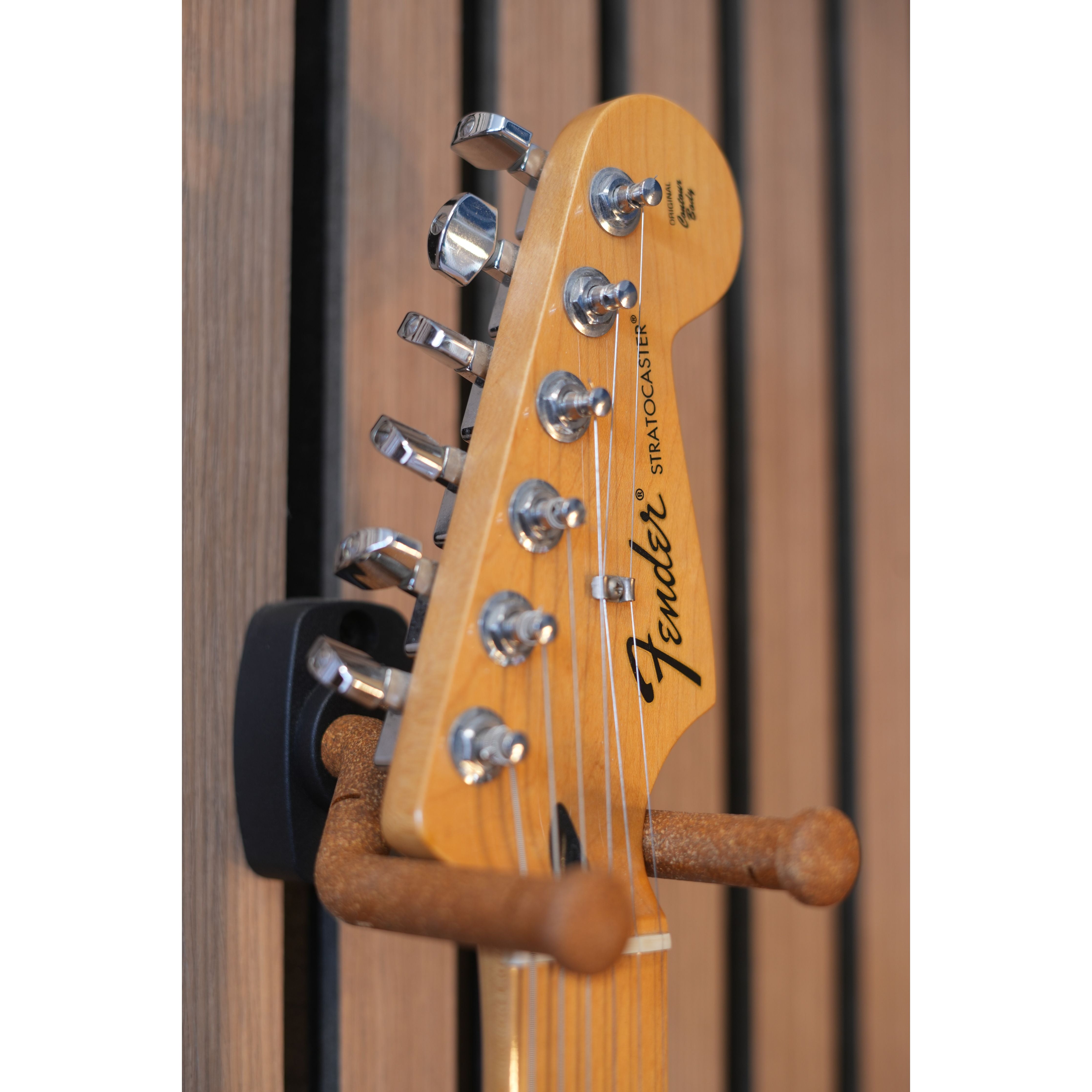 Fender Standard Stratocaster 2013 MIM Made in Mexico with HSS Pickup Configuration in Arctic White with Gigbag Pre-Owned