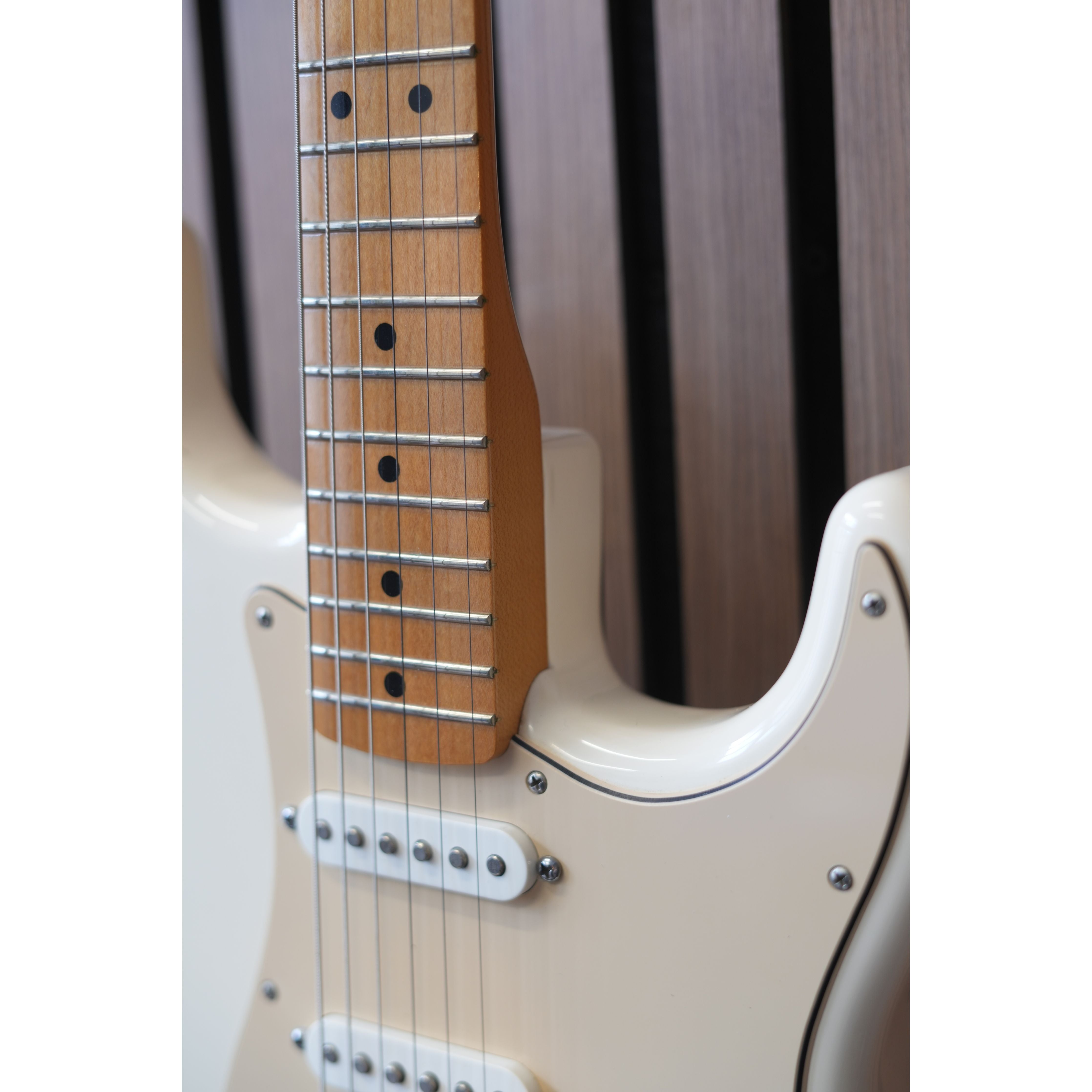 Fender Standard Stratocaster 2013 MIM Made in Mexico with HSS Pickup Configuration in Arctic White with Gigbag Pre-Owned