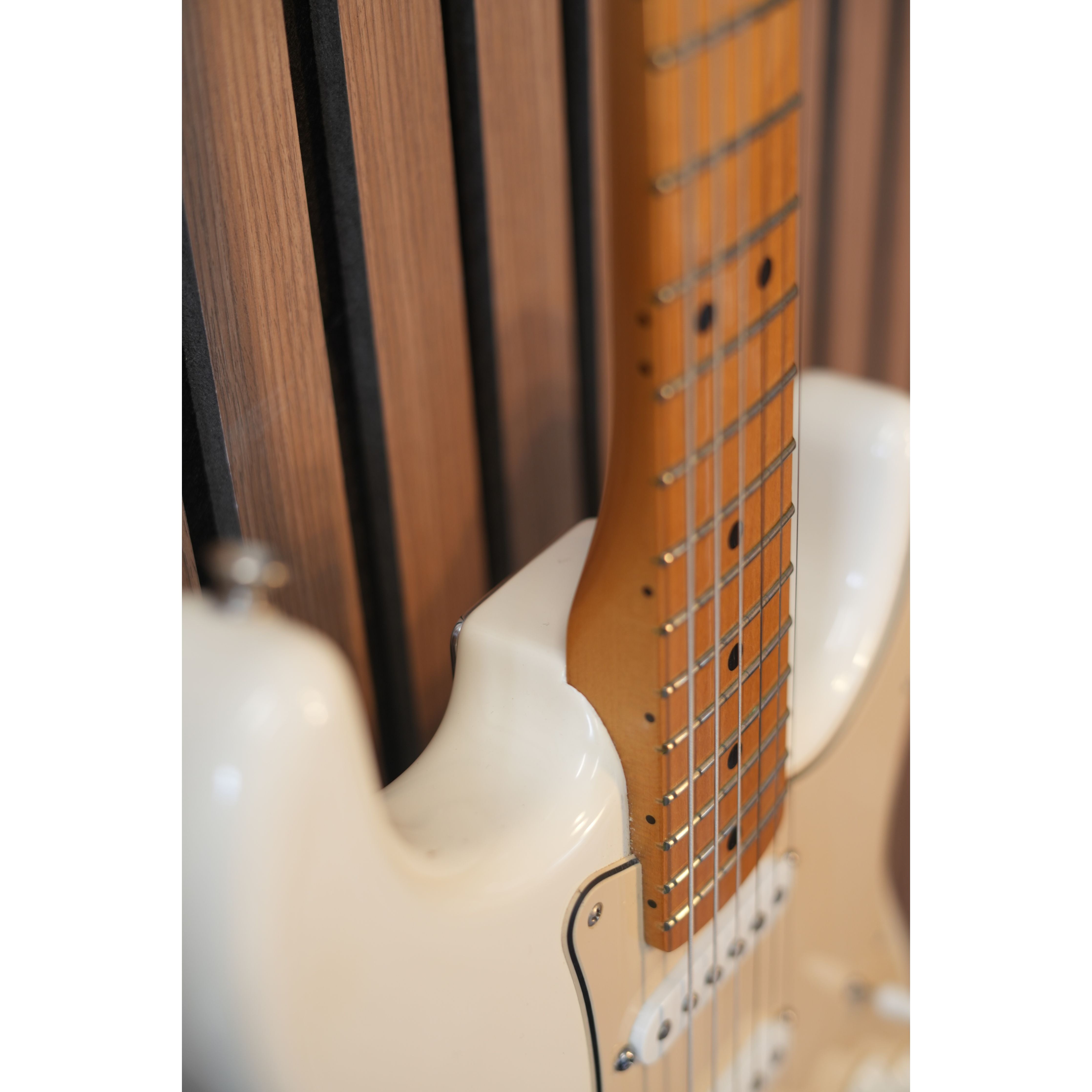 Fender Standard Stratocaster 2013 MIM Made in Mexico with HSS Pickup Configuration in Arctic White with Gigbag Pre-Owned