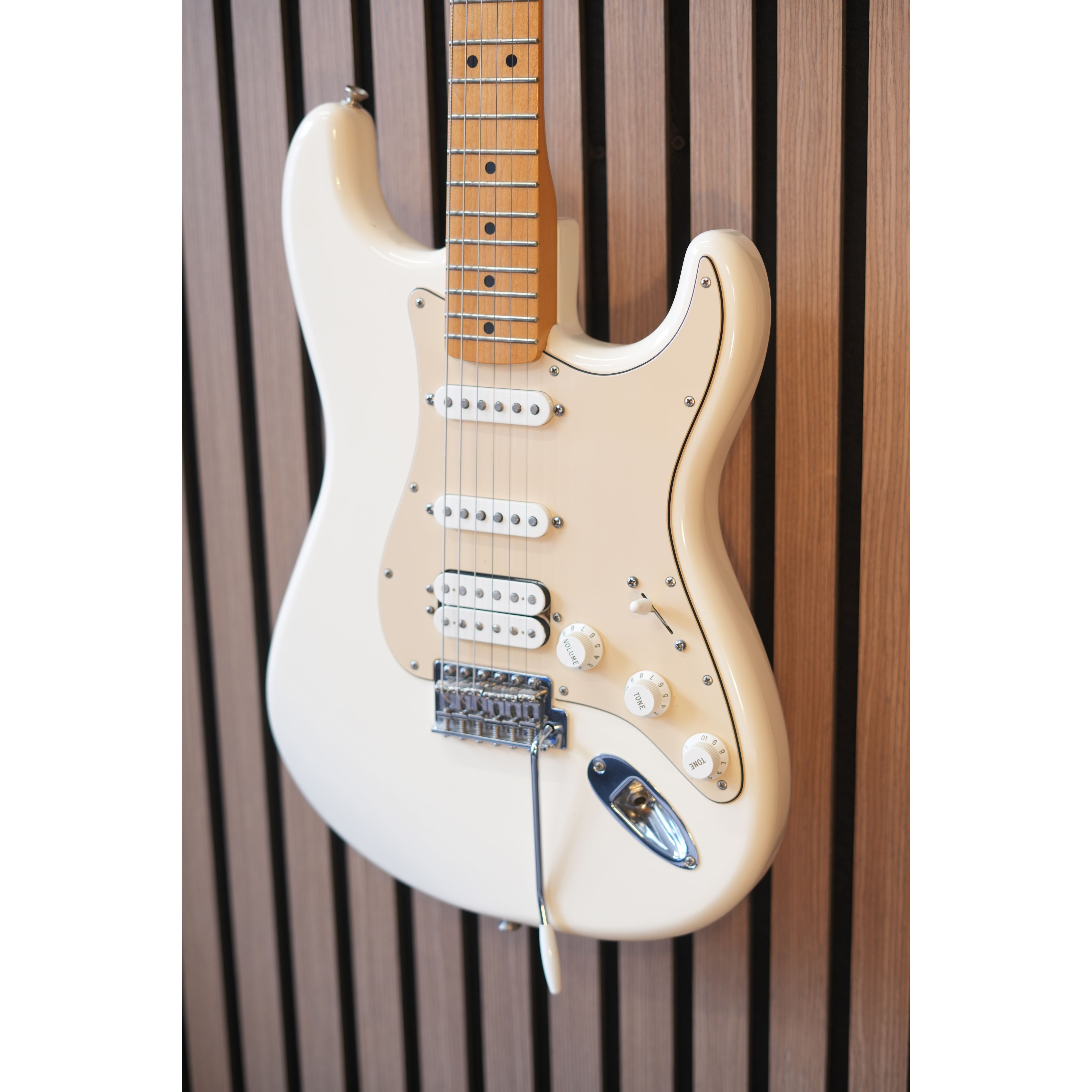 Fender Standard Stratocaster 2013 MIM Made in Mexico with HSS Pickup Configuration in Arctic White with Gigbag Pre-Owned