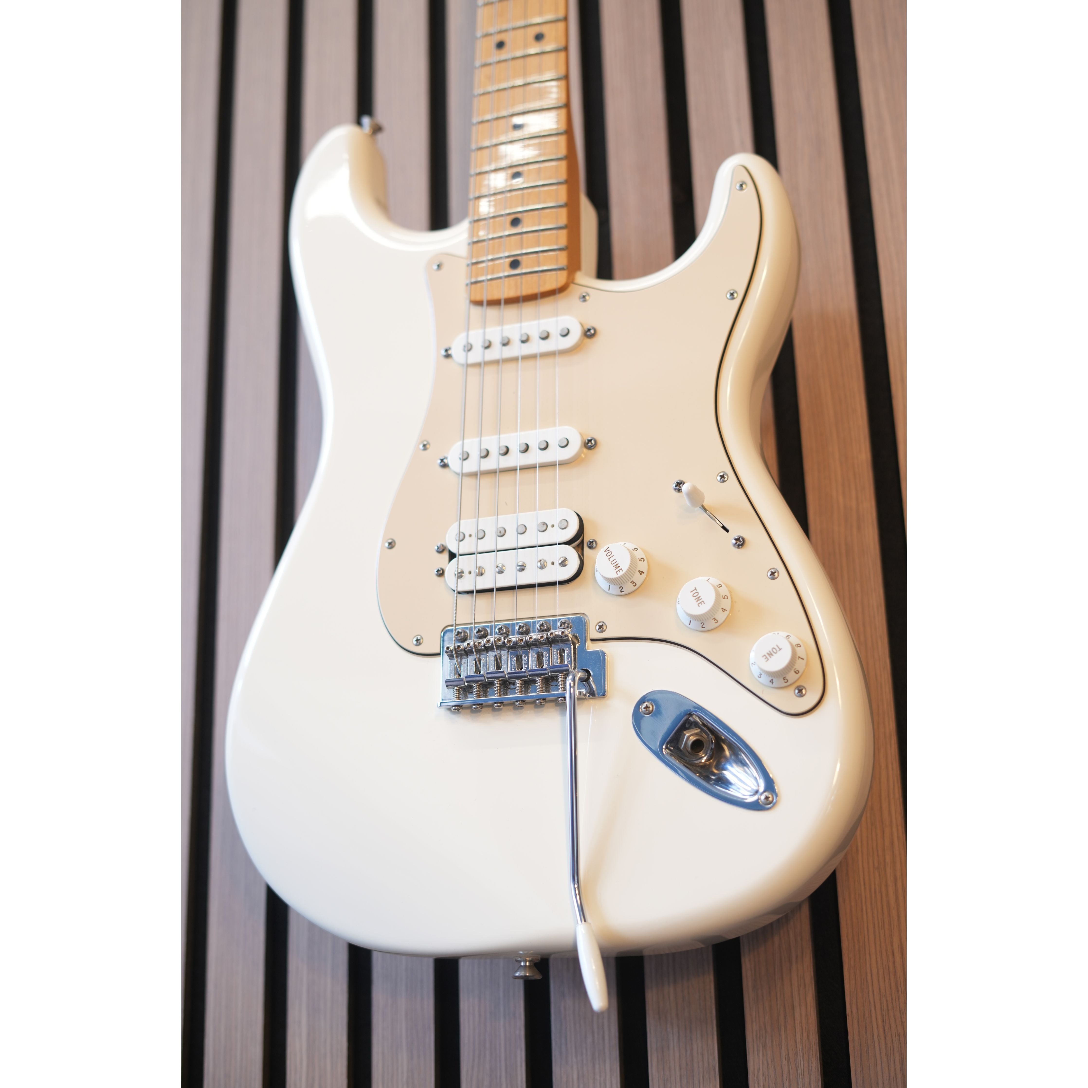 Fender Standard Stratocaster 2013 MIM Made in Mexico with HSS Pickup Configuration in Arctic White with Gigbag Pre-Owned
