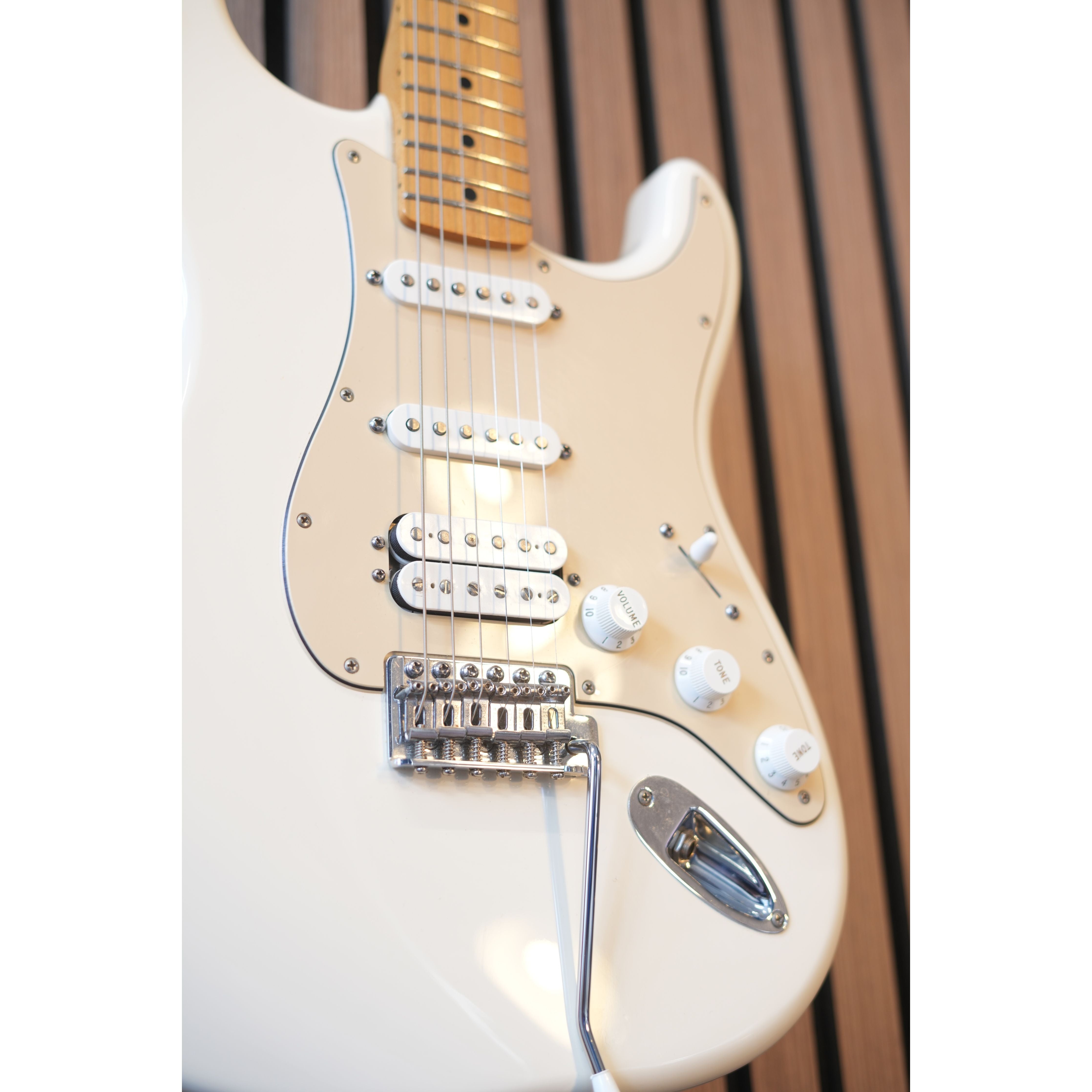 Fender Standard Stratocaster 2013 MIM Made in Mexico with HSS Pickup Configuration in Arctic White with Gigbag Pre-Owned