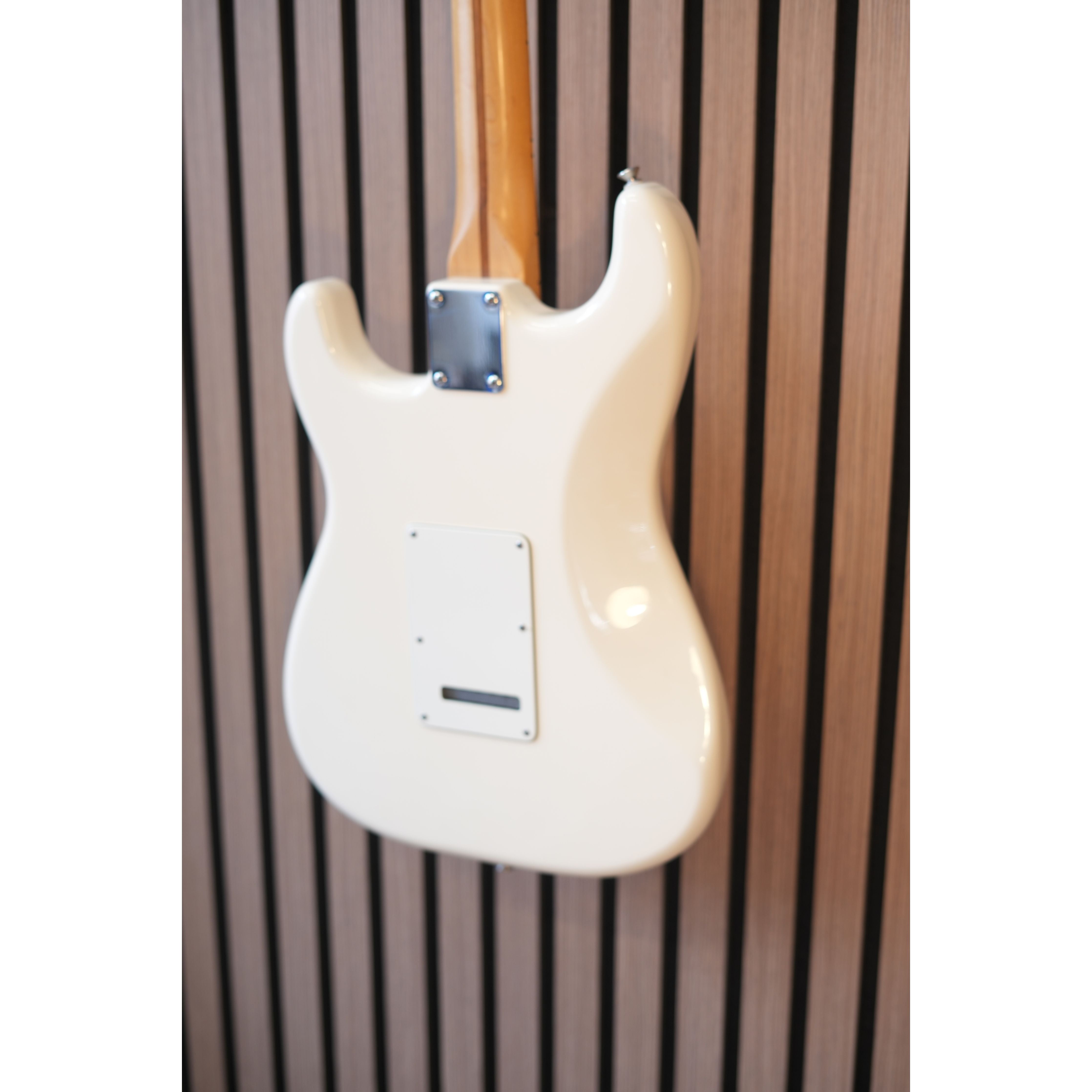 Fender Standard Stratocaster 2013 MIM Made in Mexico with HSS Pickup Configuration in Arctic White with Gigbag Pre-Owned