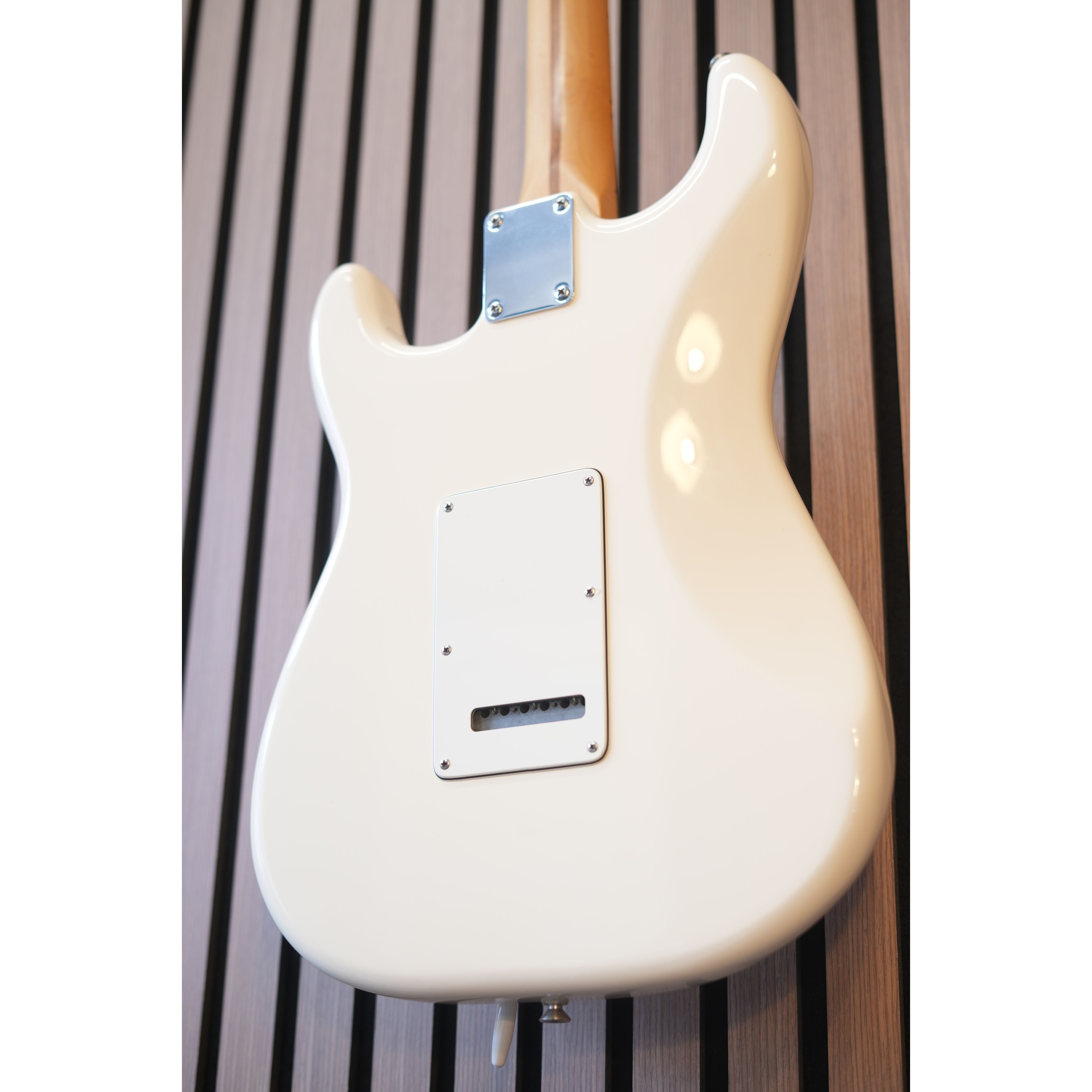Fender Standard Stratocaster 2013 MIM Made in Mexico with HSS Pickup Configuration in Arctic White with Gigbag Pre-Owned