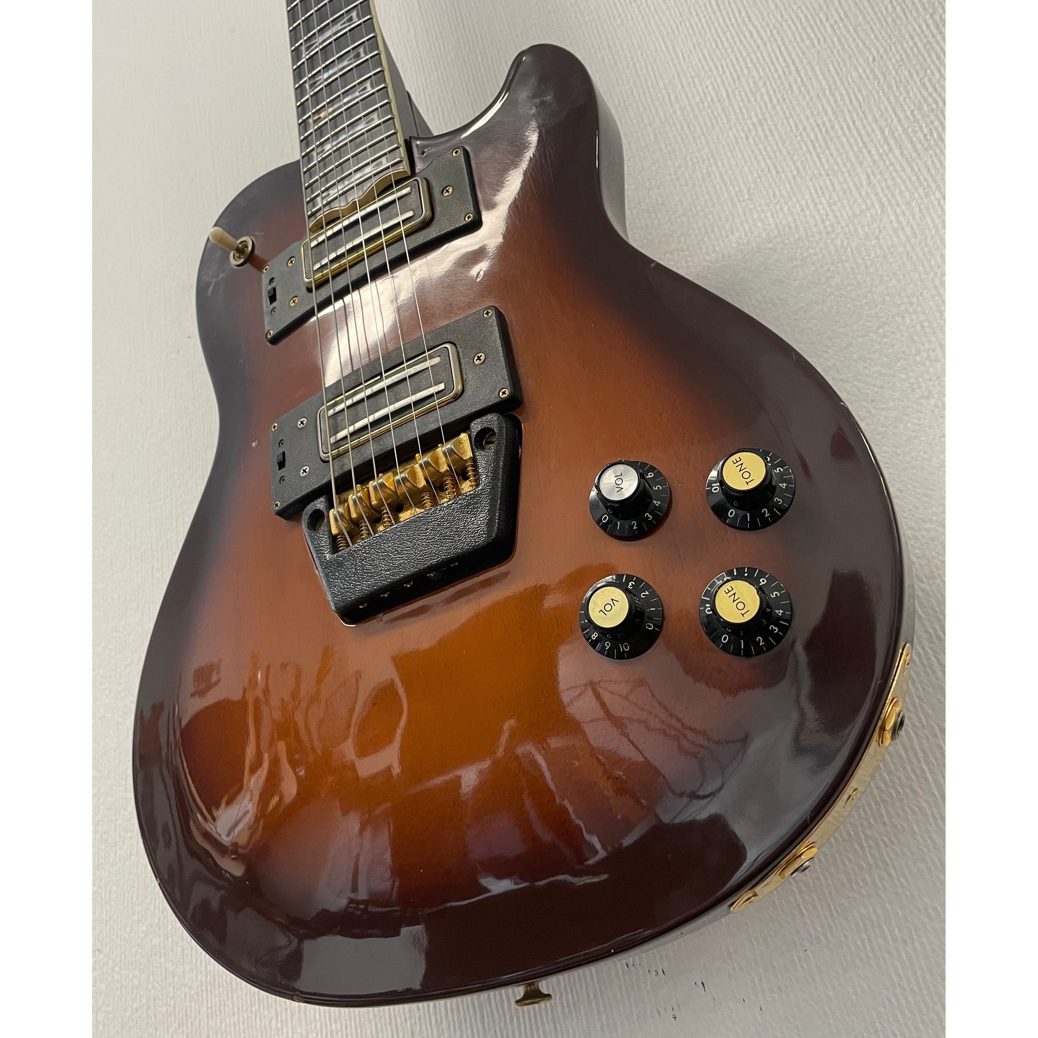 Ovation Ultra Kamen II (UK II) in Sunburst with Original Hardcase Pre-Owned