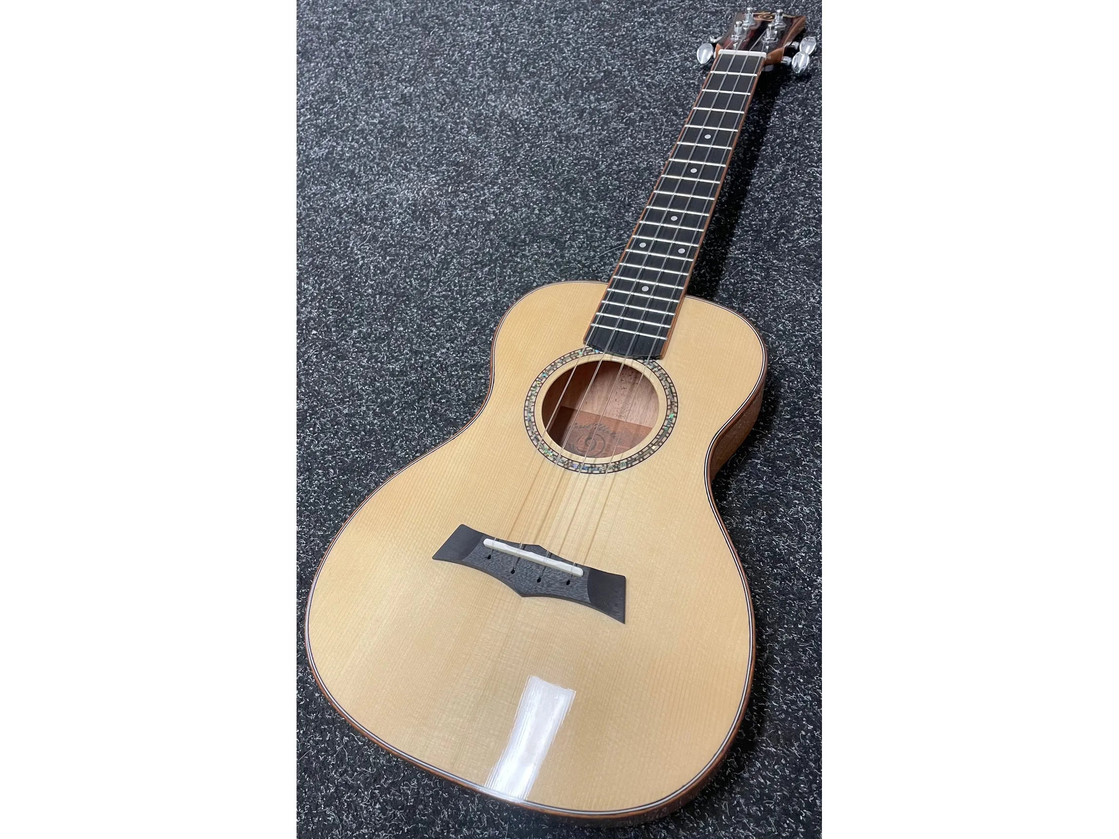 Snail Slimline Tenor Ukulele Solid Spruce Top STU-20T