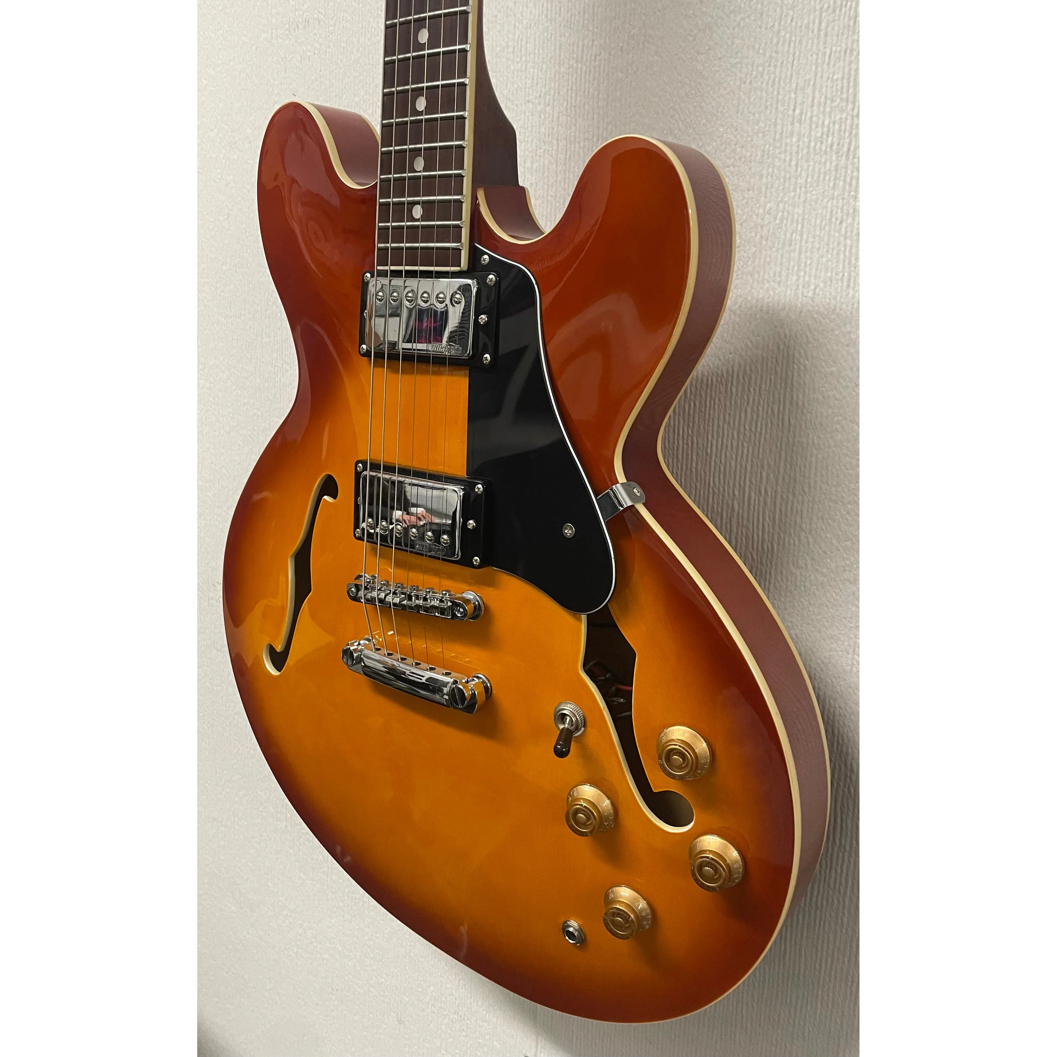 Vintage Hollowbody Electric Guitar VSA500 in Honeyburst Pre-Owned