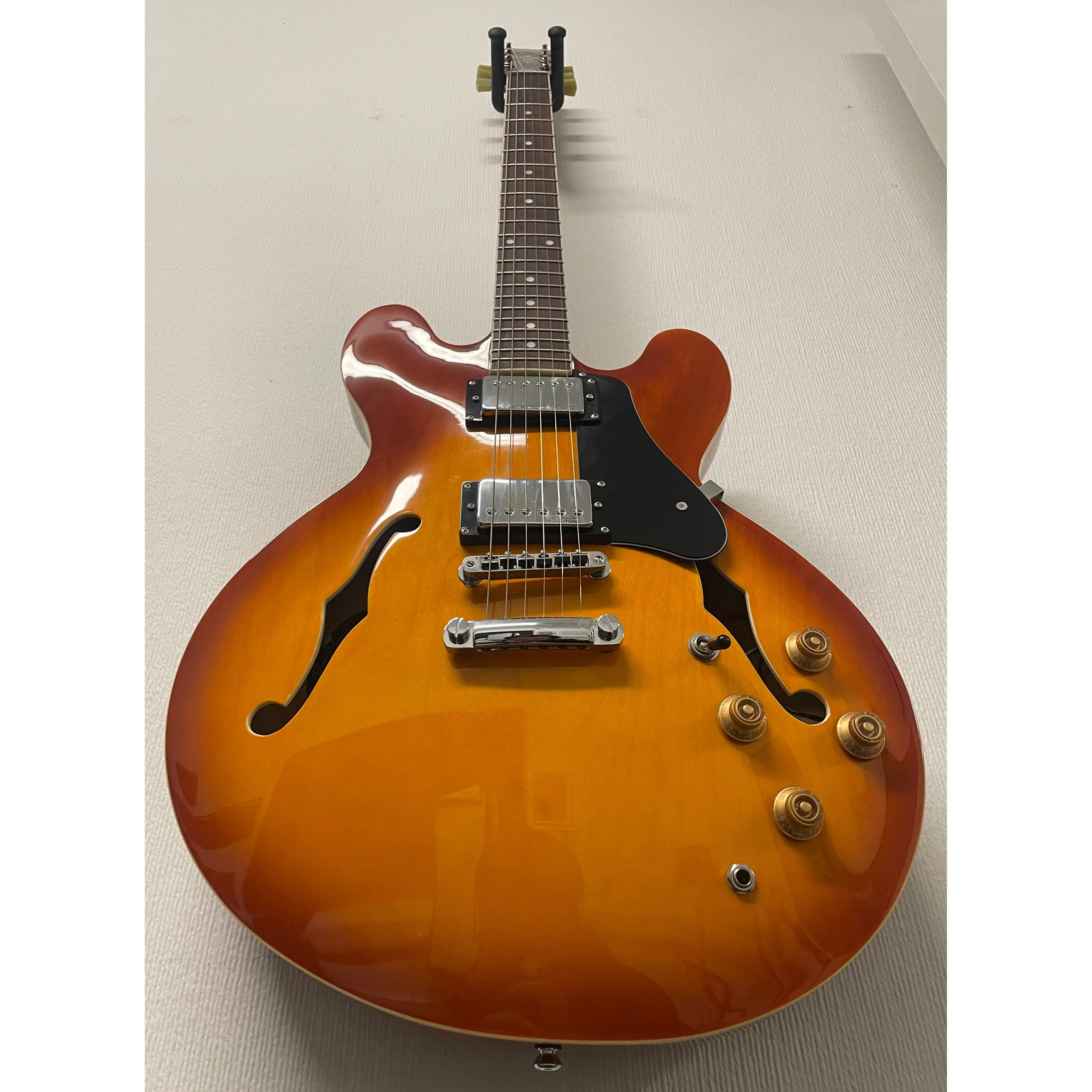 Vintage Hollowbody Electric Guitar VSA500 in Honeyburst Pre-Owned