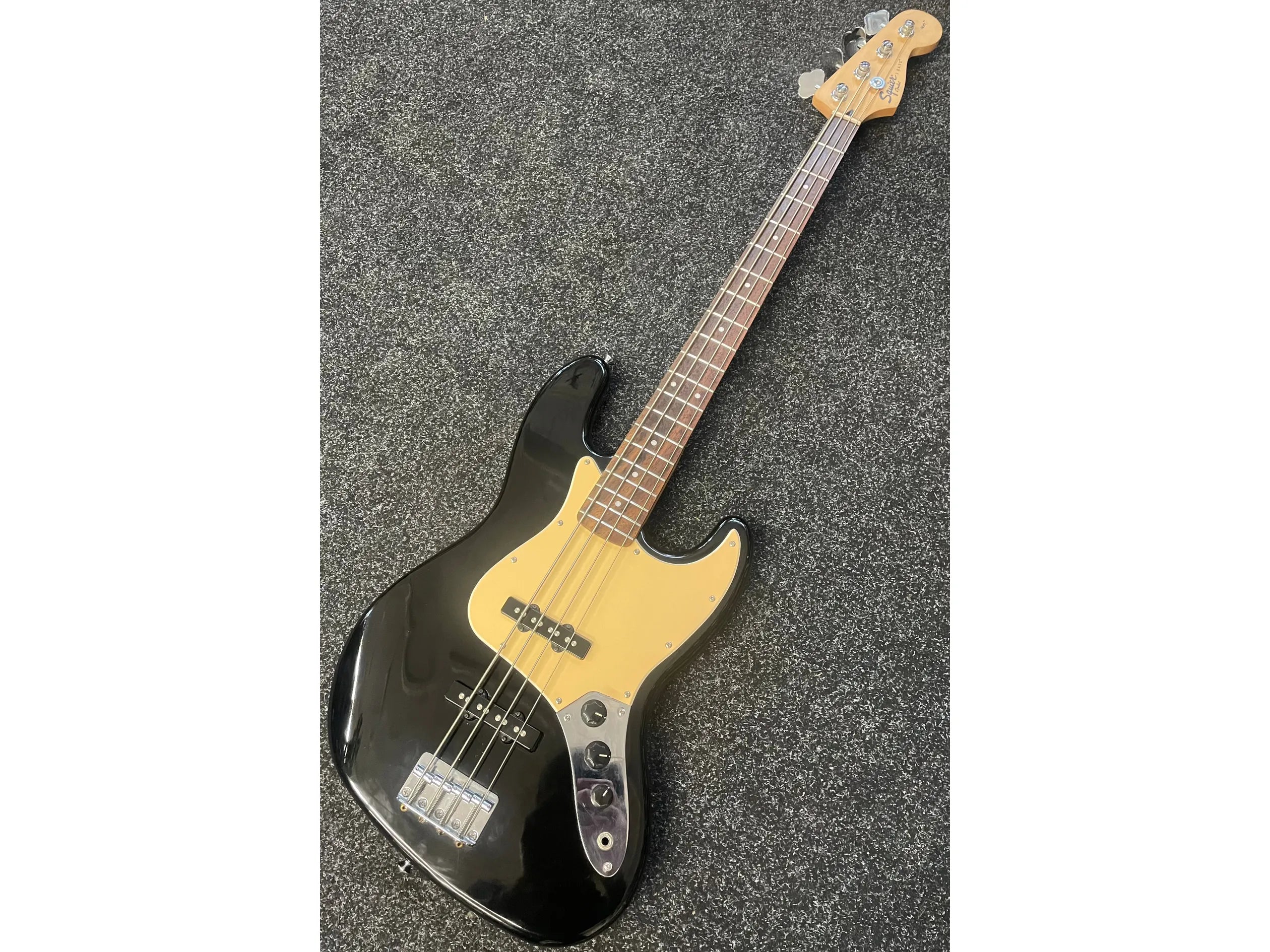 Squier Affinity Jazz Bass Guitar in Black Pre-Owned