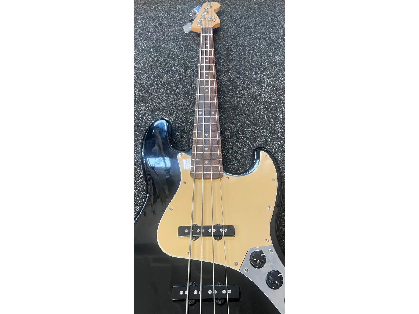 Squier Affinity Jazz Bass Guitar in Black Pre-Owned