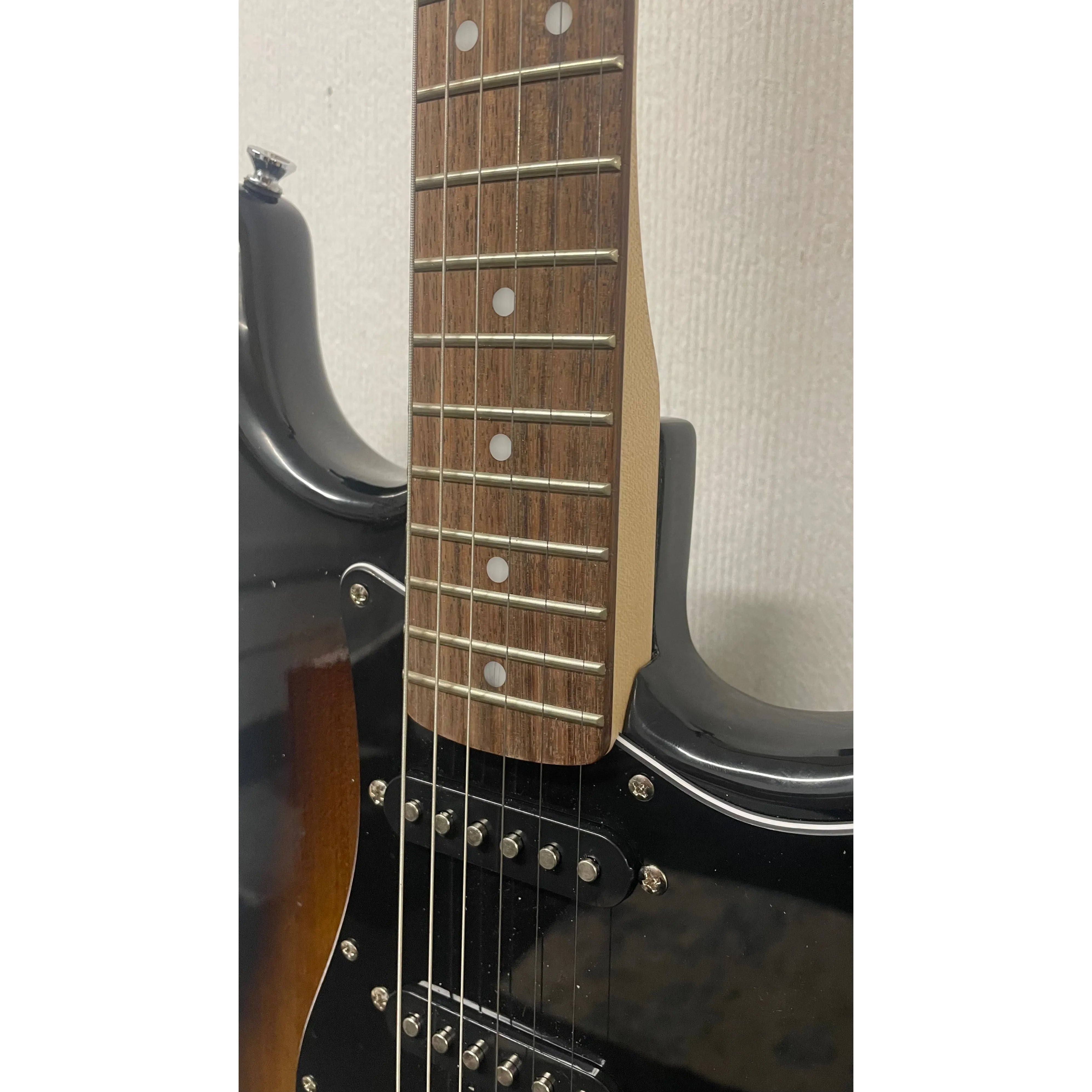 Squier Affinity Squier HSS in Tobacco Sunburst with Strap, Gigbag and Plectrums Pre-Owned