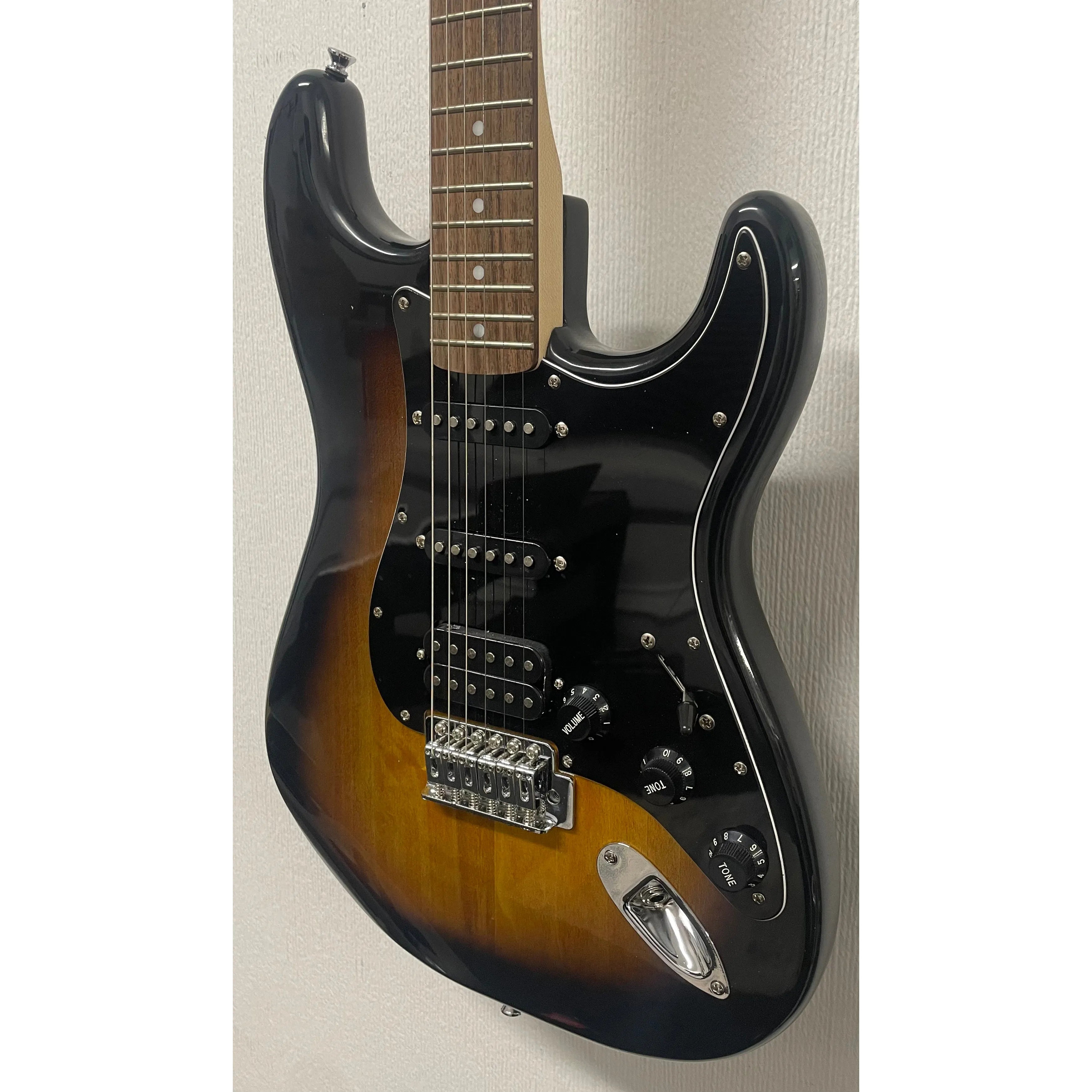 Squier Affinity Squier HSS in Tobacco Sunburst with Strap, Gigbag and Plectrums Pre-Owned