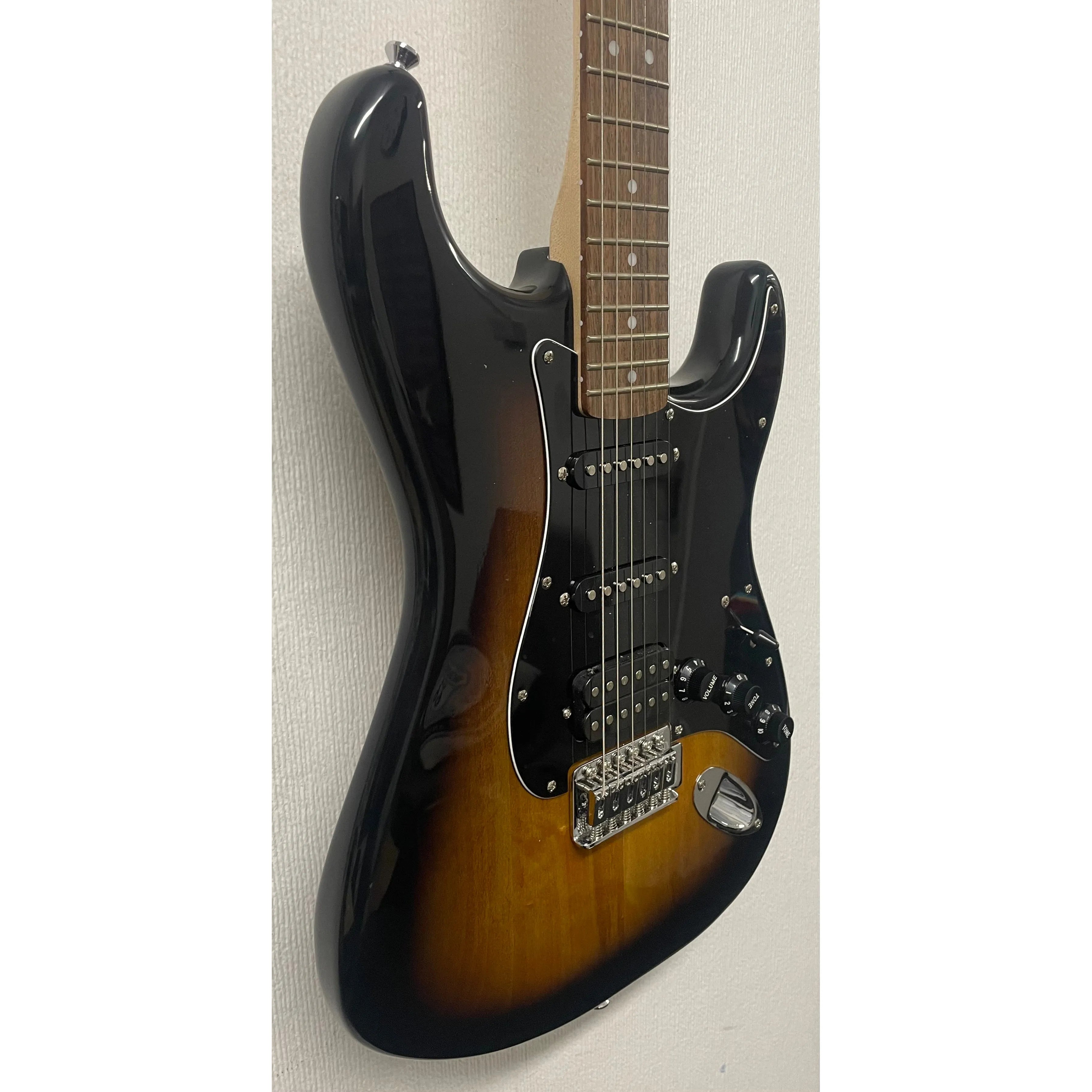 Squier Affinity Squier HSS in Tobacco Sunburst with Strap, Gigbag and Plectrums Pre-Owned