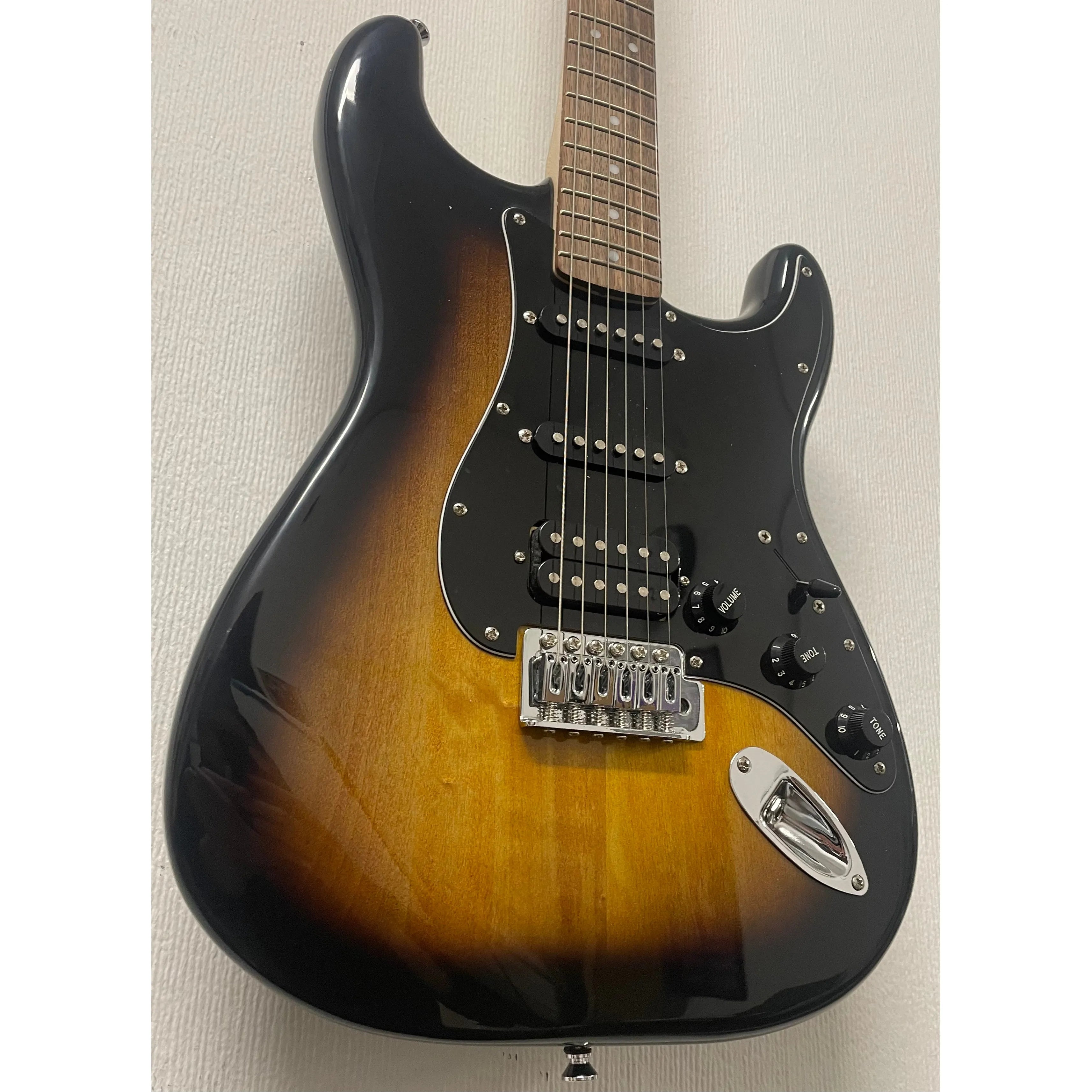 Squier Affinity Squier HSS in Tobacco Sunburst with Strap, Gigbag and Plectrums Pre-Owned
