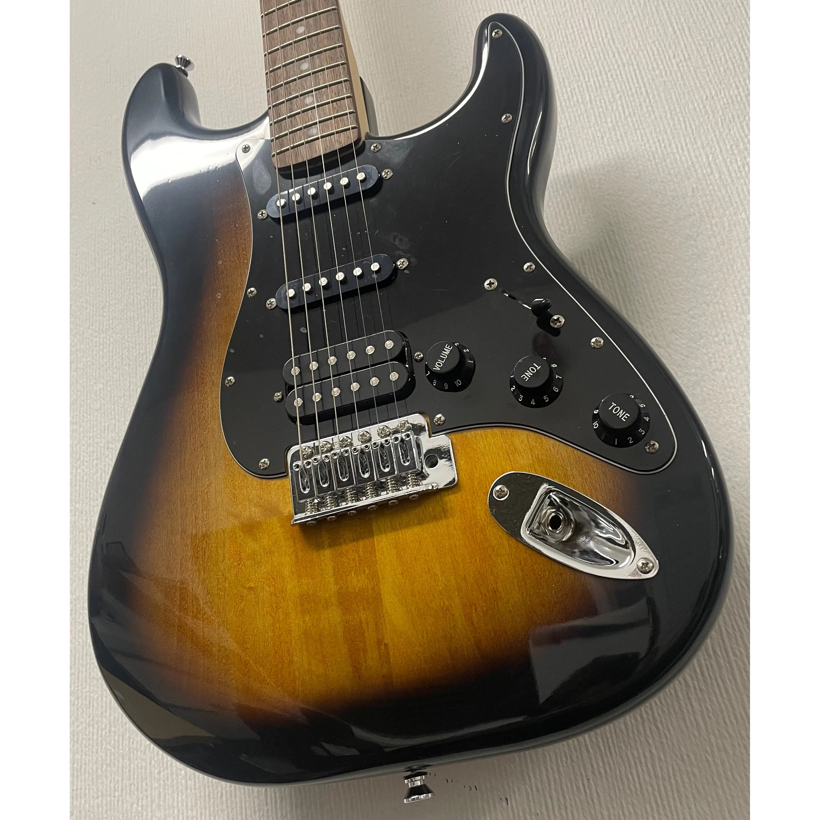 Squier Affinity Squier HSS in Tobacco Sunburst with Strap, Gigbag and Plectrums Pre-Owned