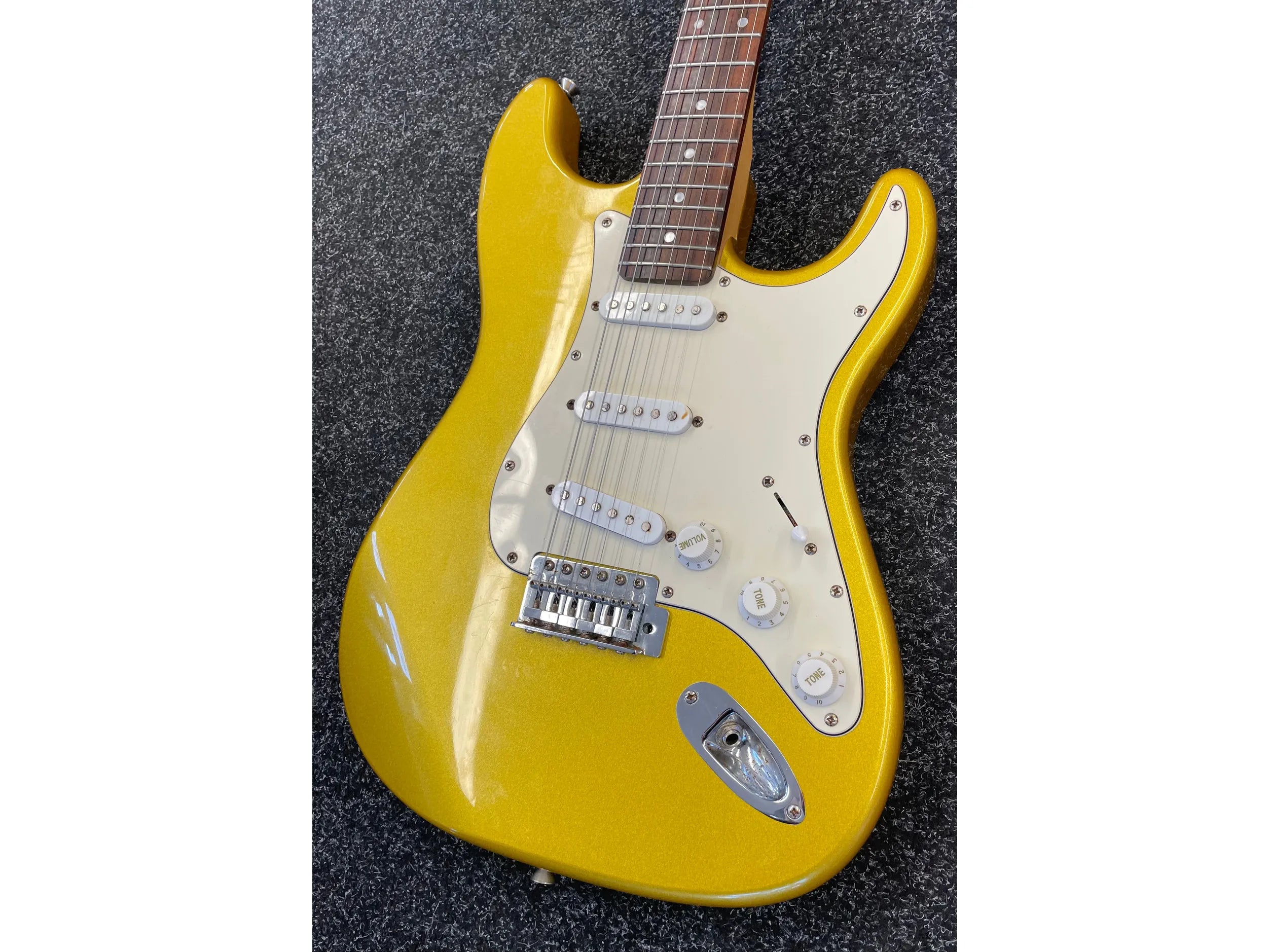 Unbranded Electric Guitar in Yellow Pre-Owned