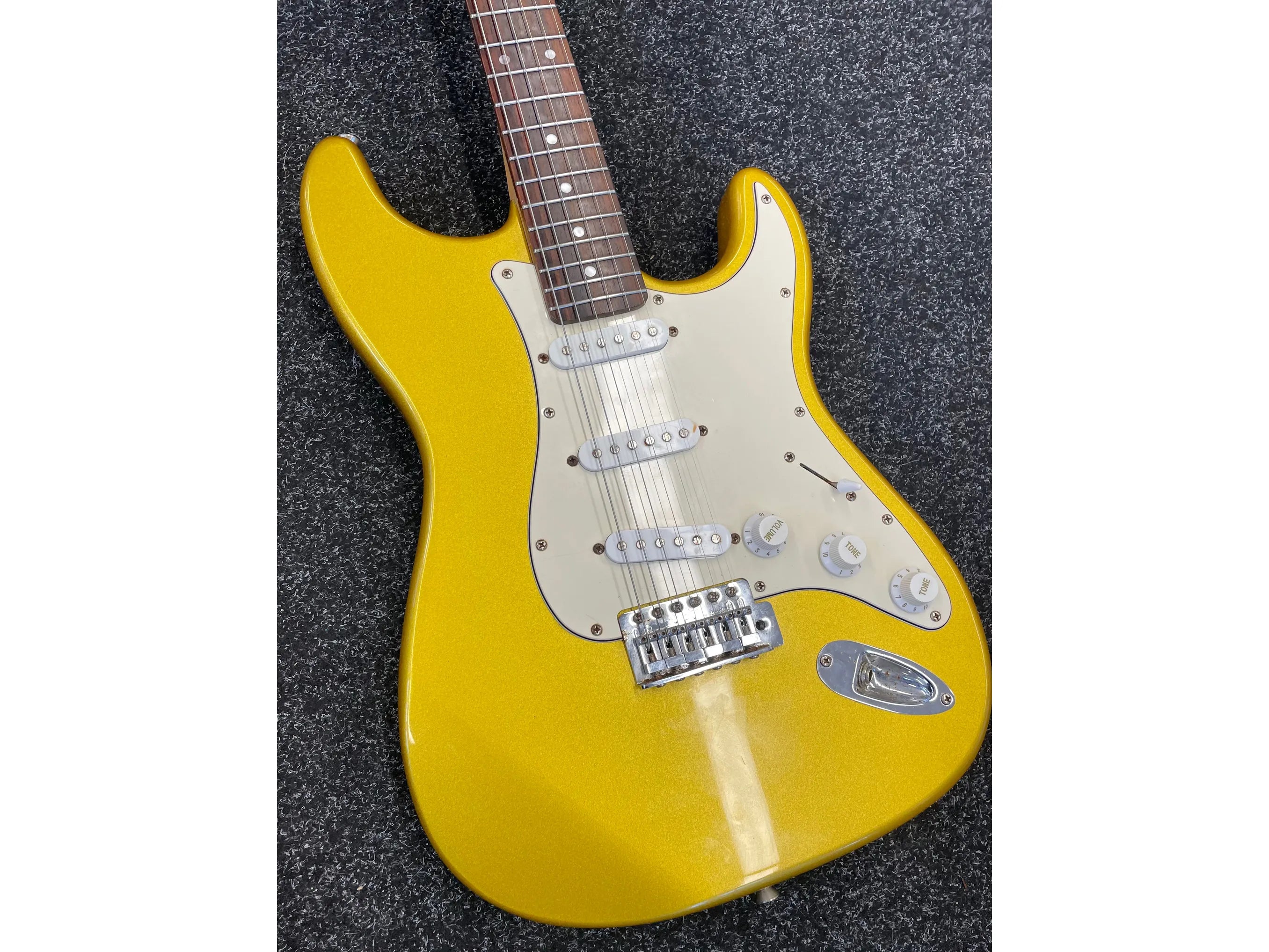 Unbranded Electric Guitar in Yellow Pre-Owned