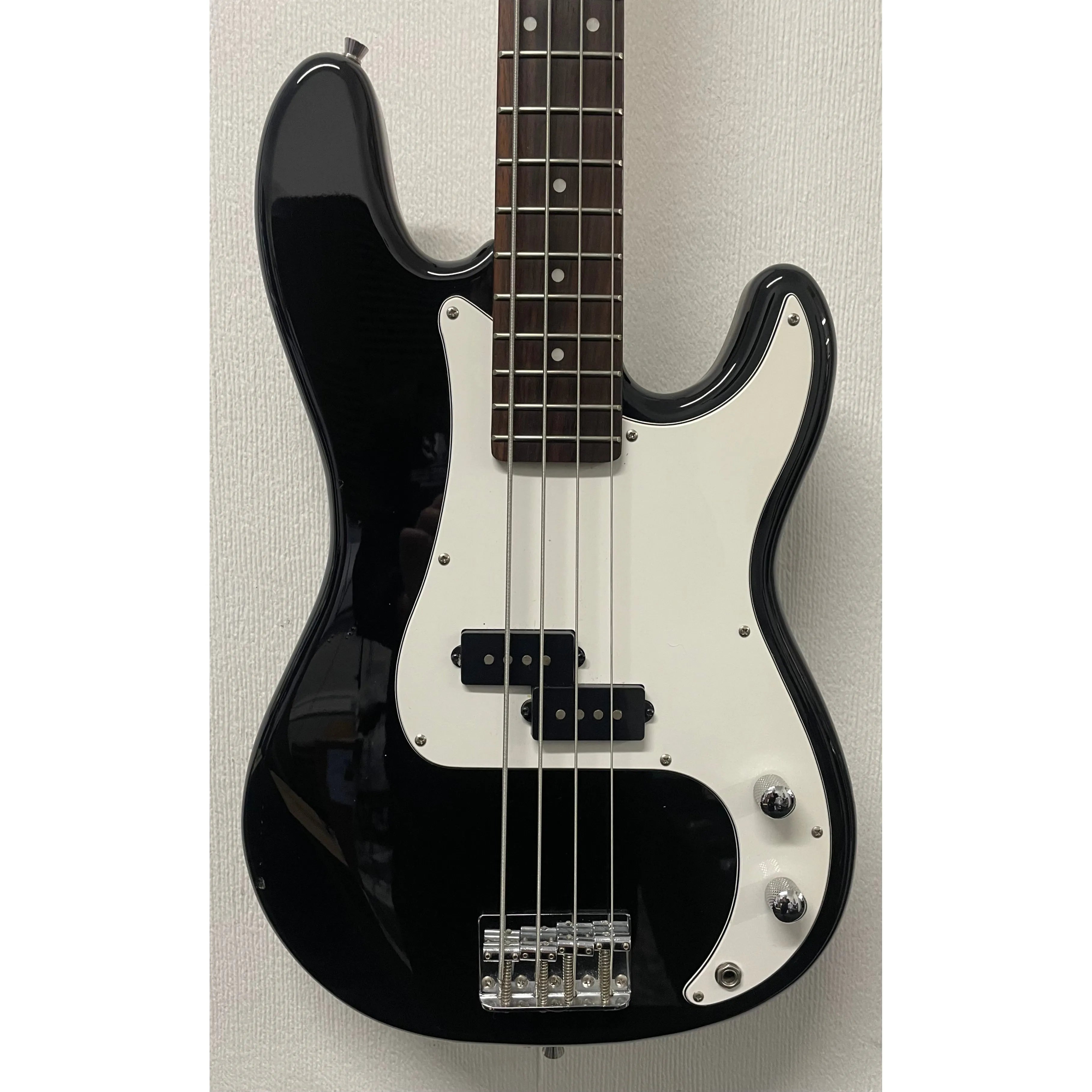 Lindo Precision Style Bass Guitar in Black Pre-Owned