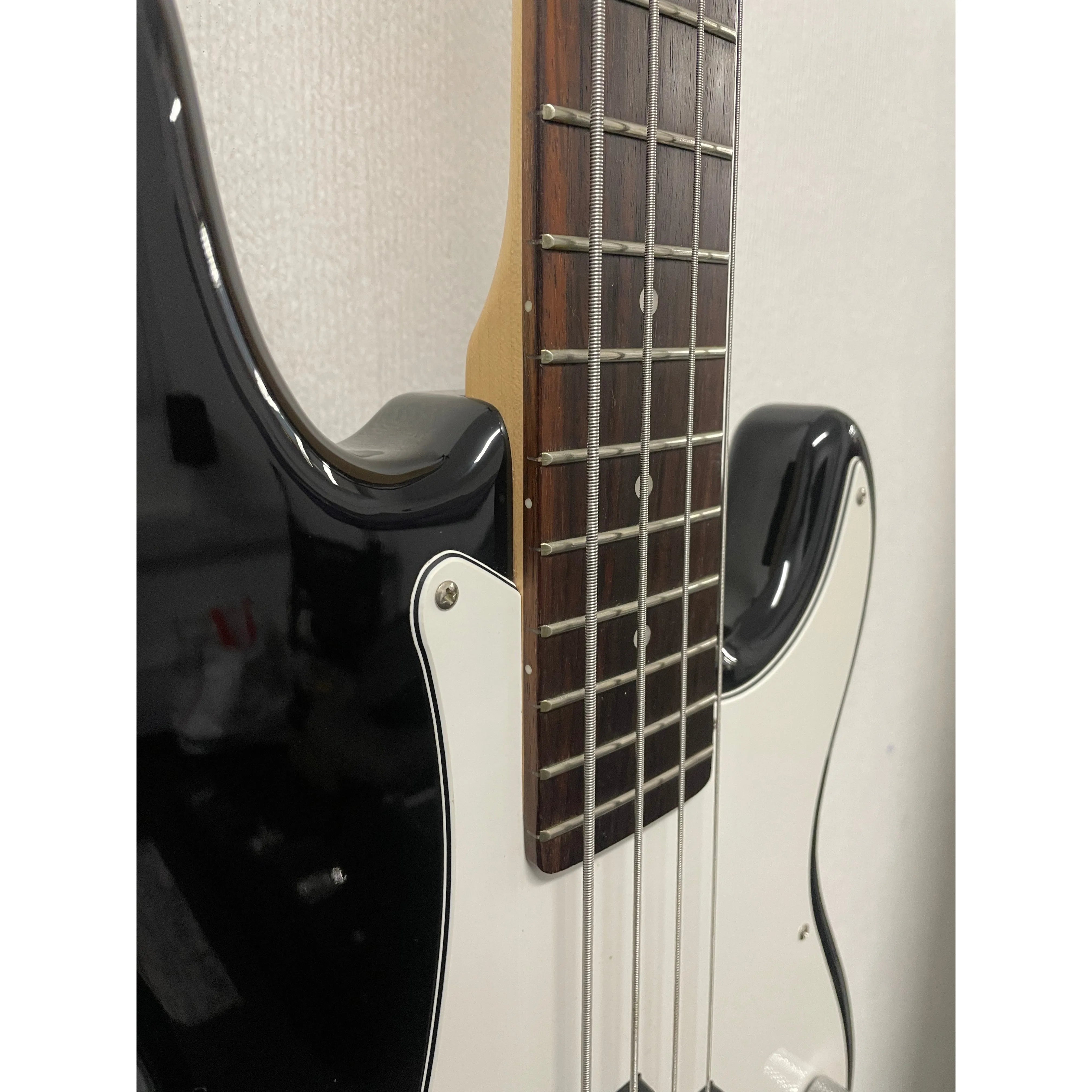 Lindo Precision Style Bass Guitar in Black Pre-Owned