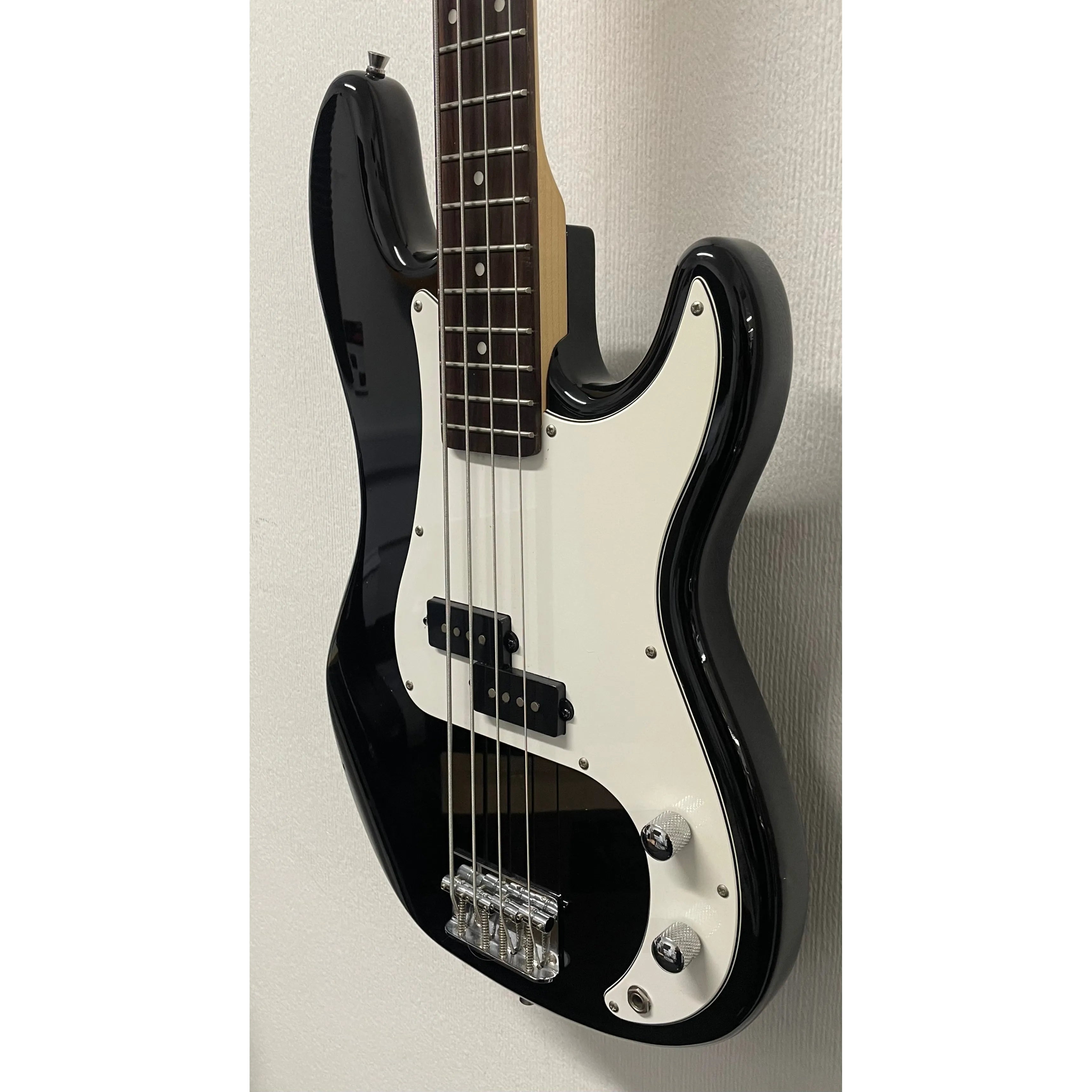 Lindo Precision Style Bass Guitar in Black Pre-Owned