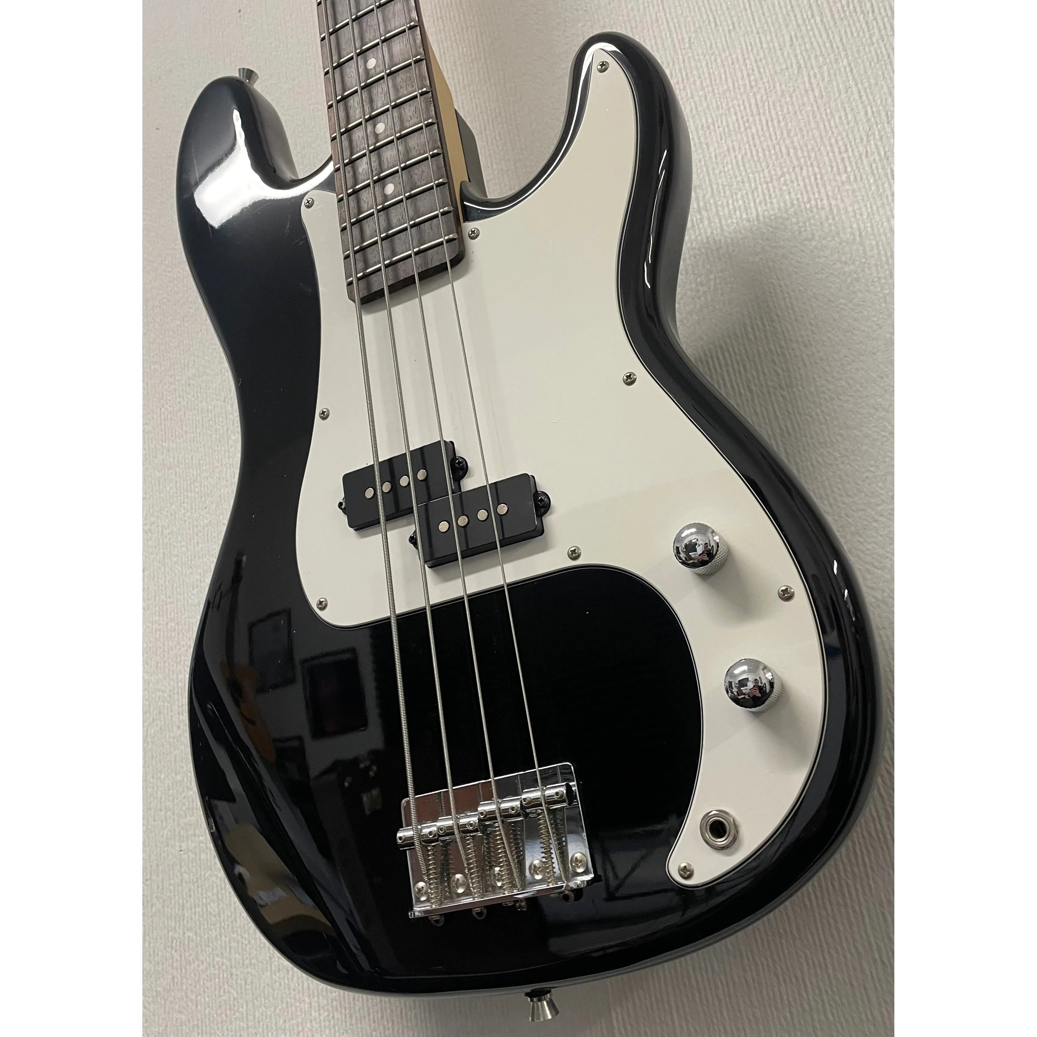 Lindo Precision Style Bass Guitar in Black Pre-Owned