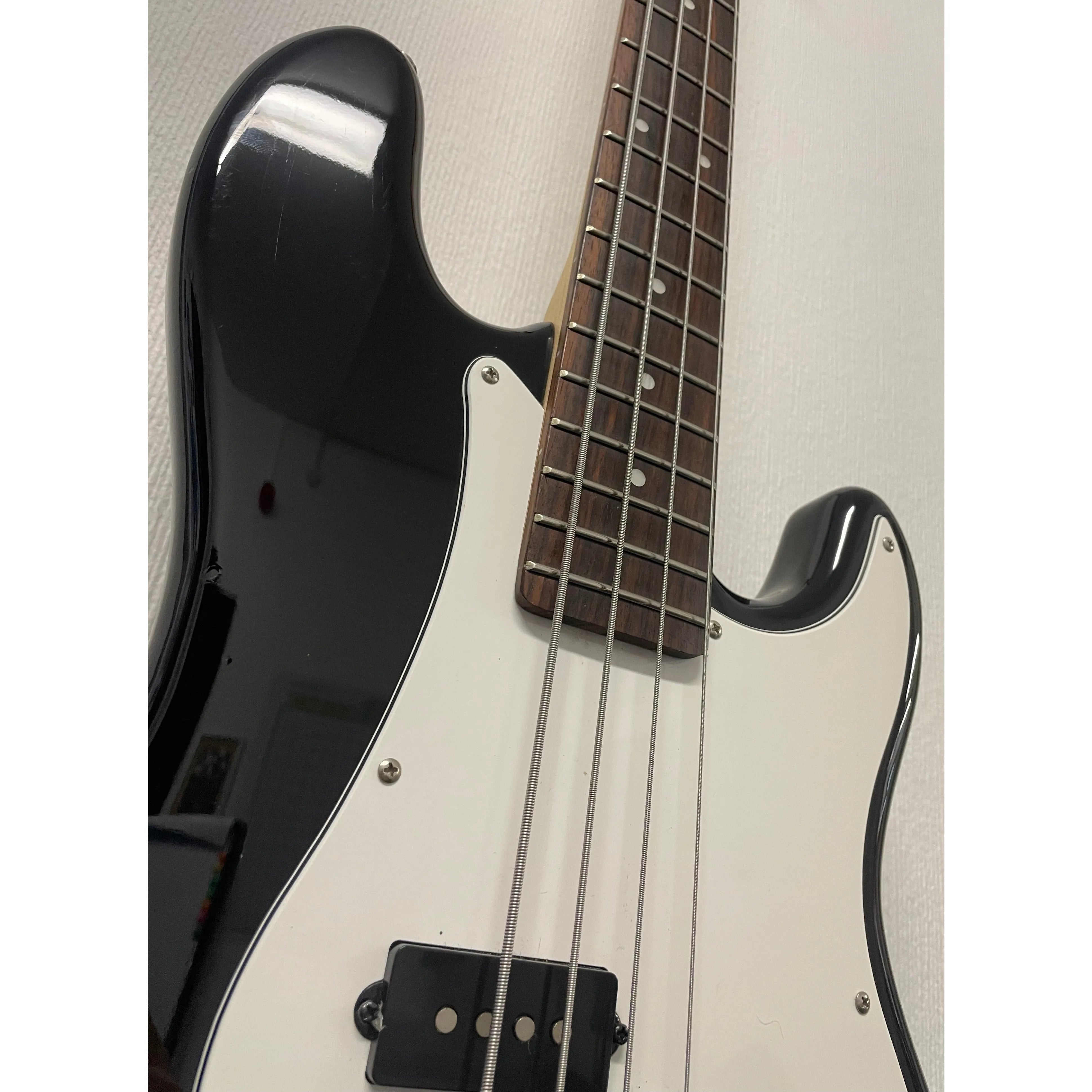 Lindo Precision Style Bass Guitar in Black Pre-Owned