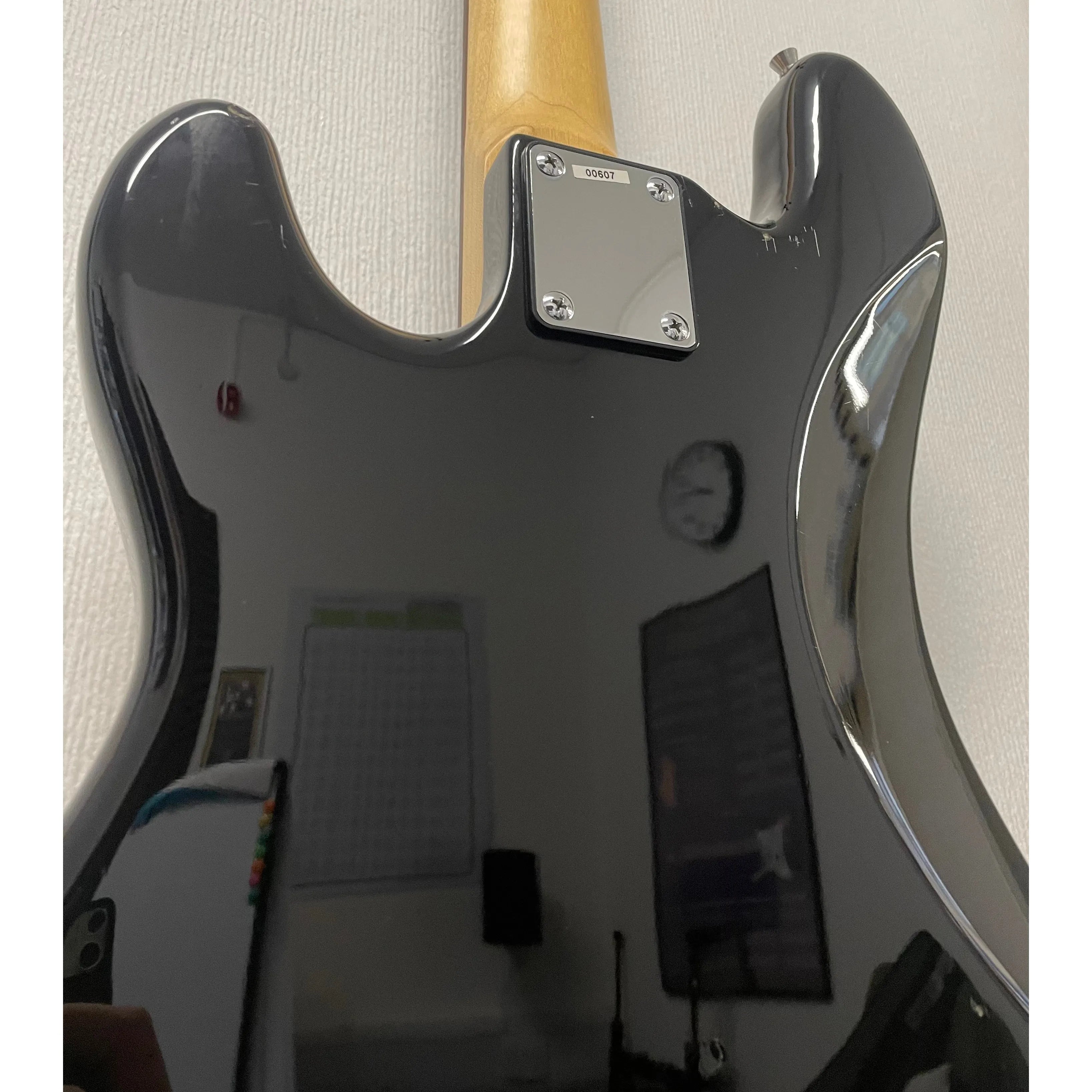 Lindo Precision Style Bass Guitar in Black Pre-Owned