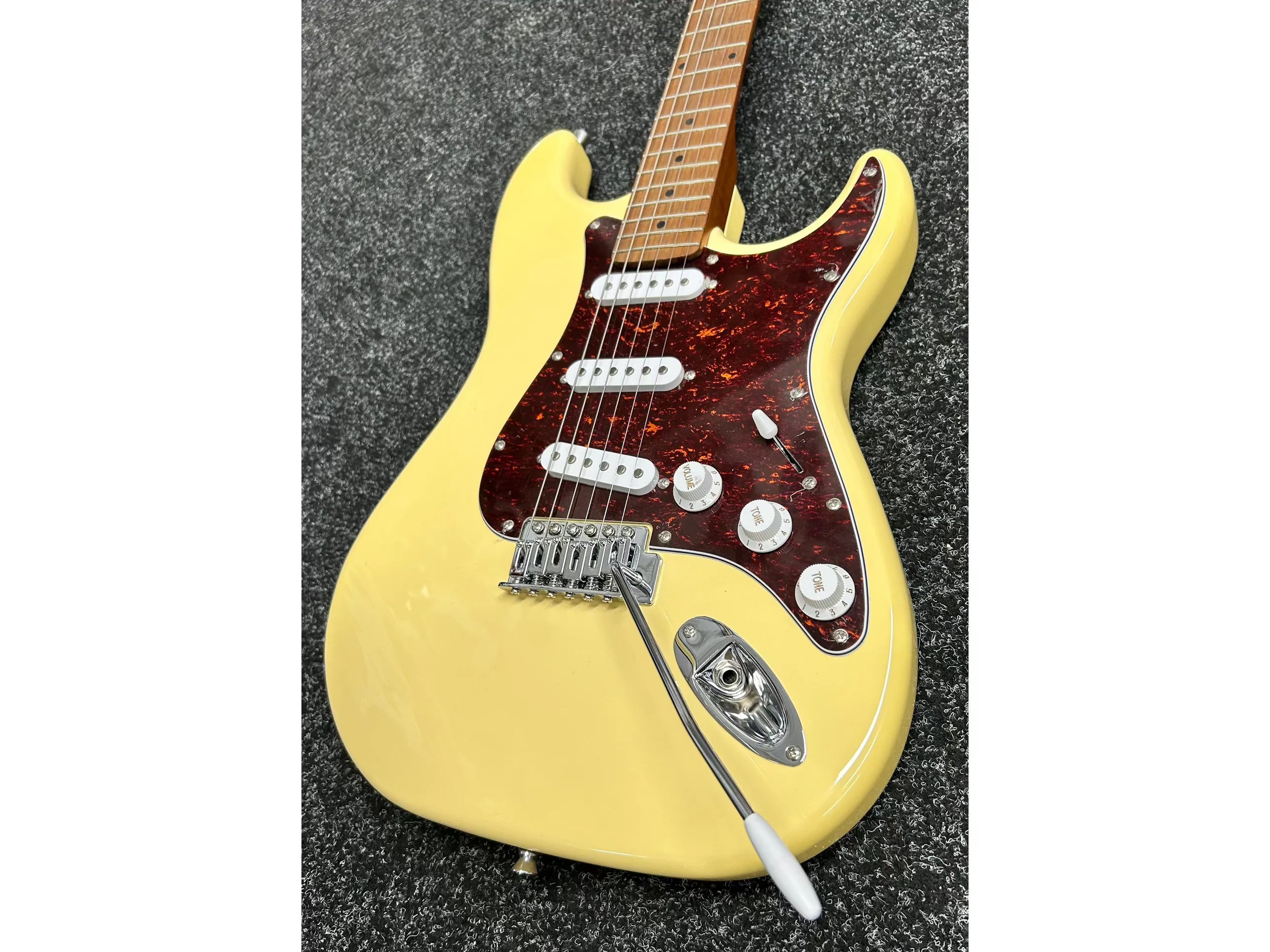 Northstar Electric Guitar Double Cut, in Vintage White