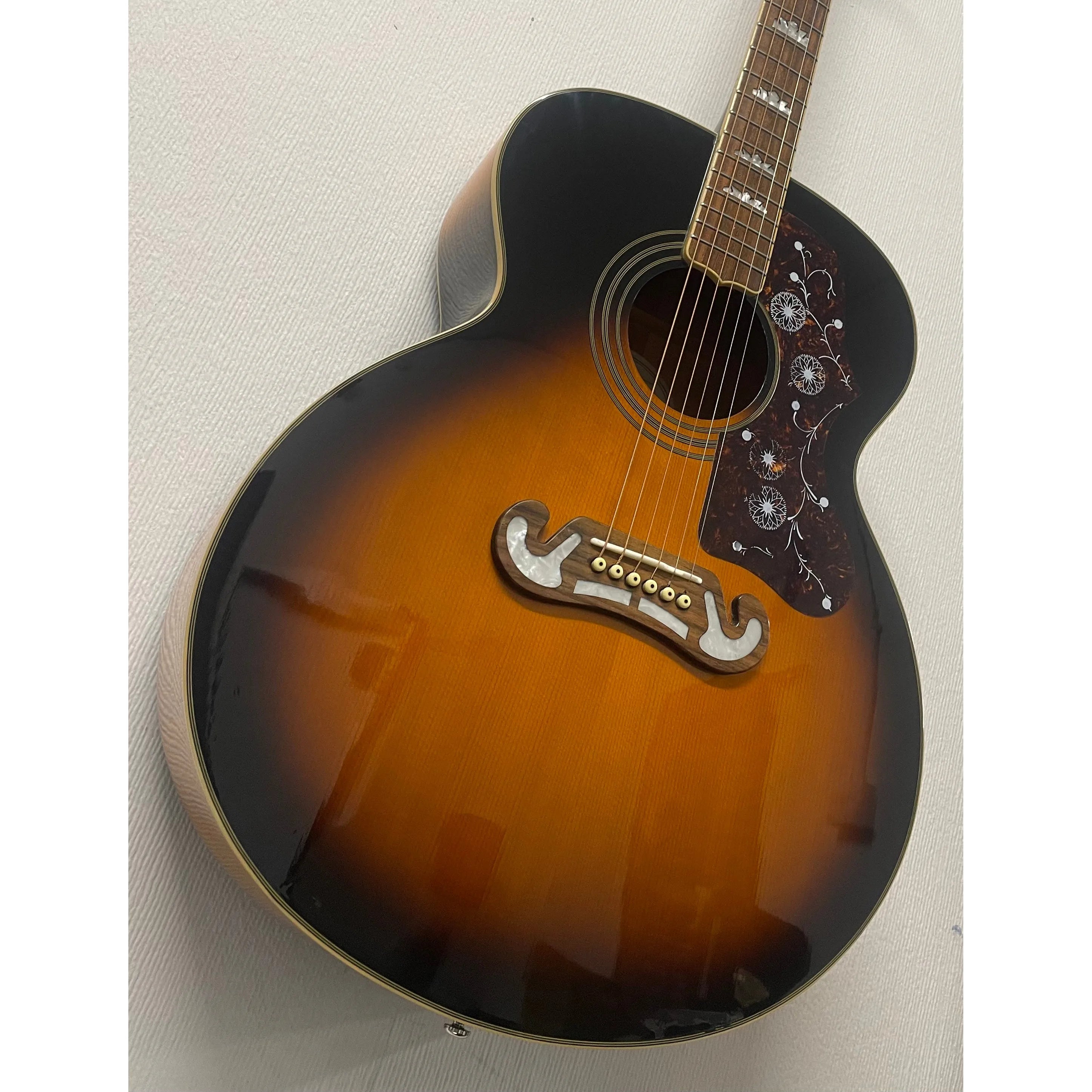 Epiphone EJ-200/VS Acoustic Guitar in Sunburst with Hardcase Pre-Owned