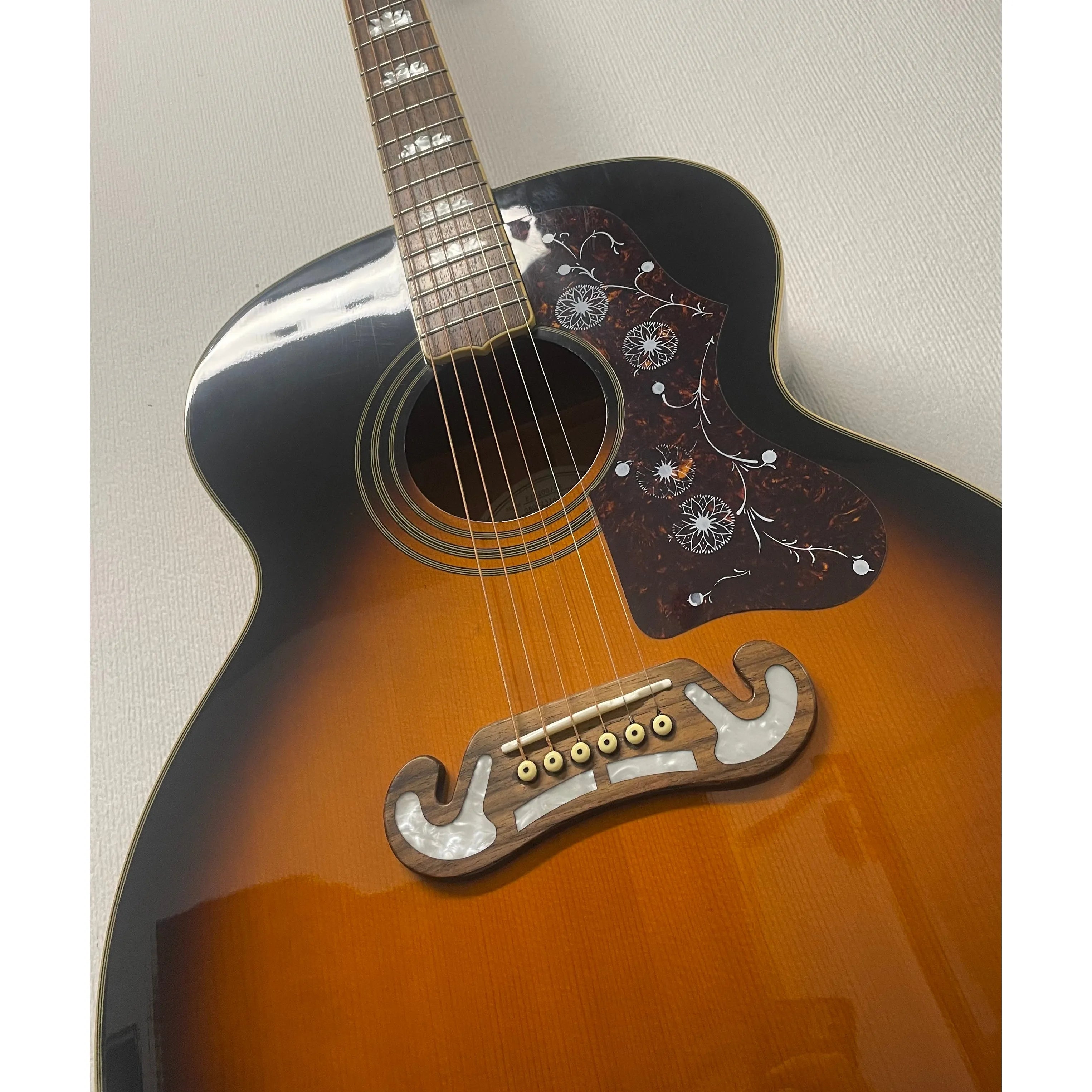 Epiphone EJ-200/VS Acoustic Guitar in Sunburst with Hardcase Pre-Owned