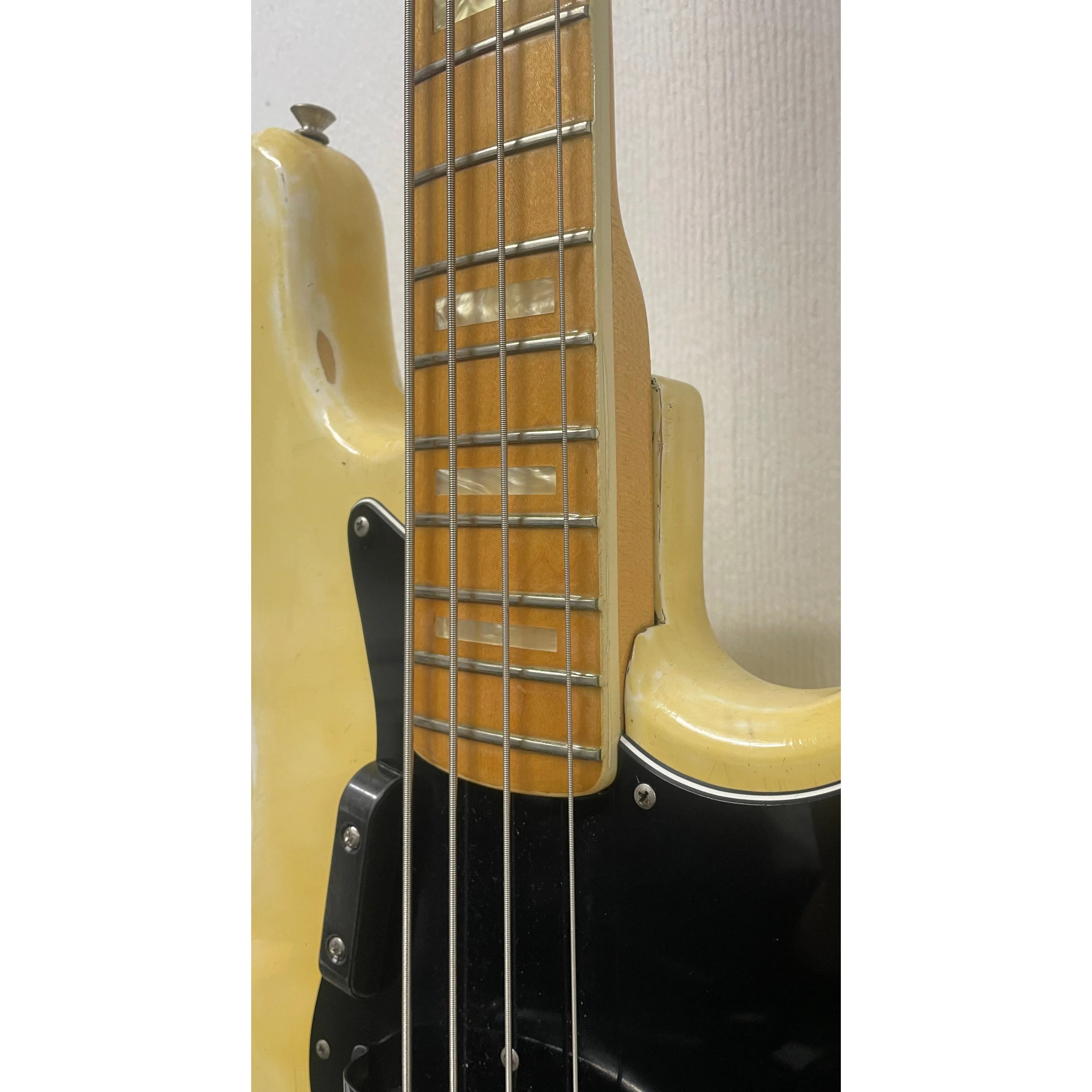 Fender Jazz Bass, 1976, USA in Olympic White Pre-Owned – The Music