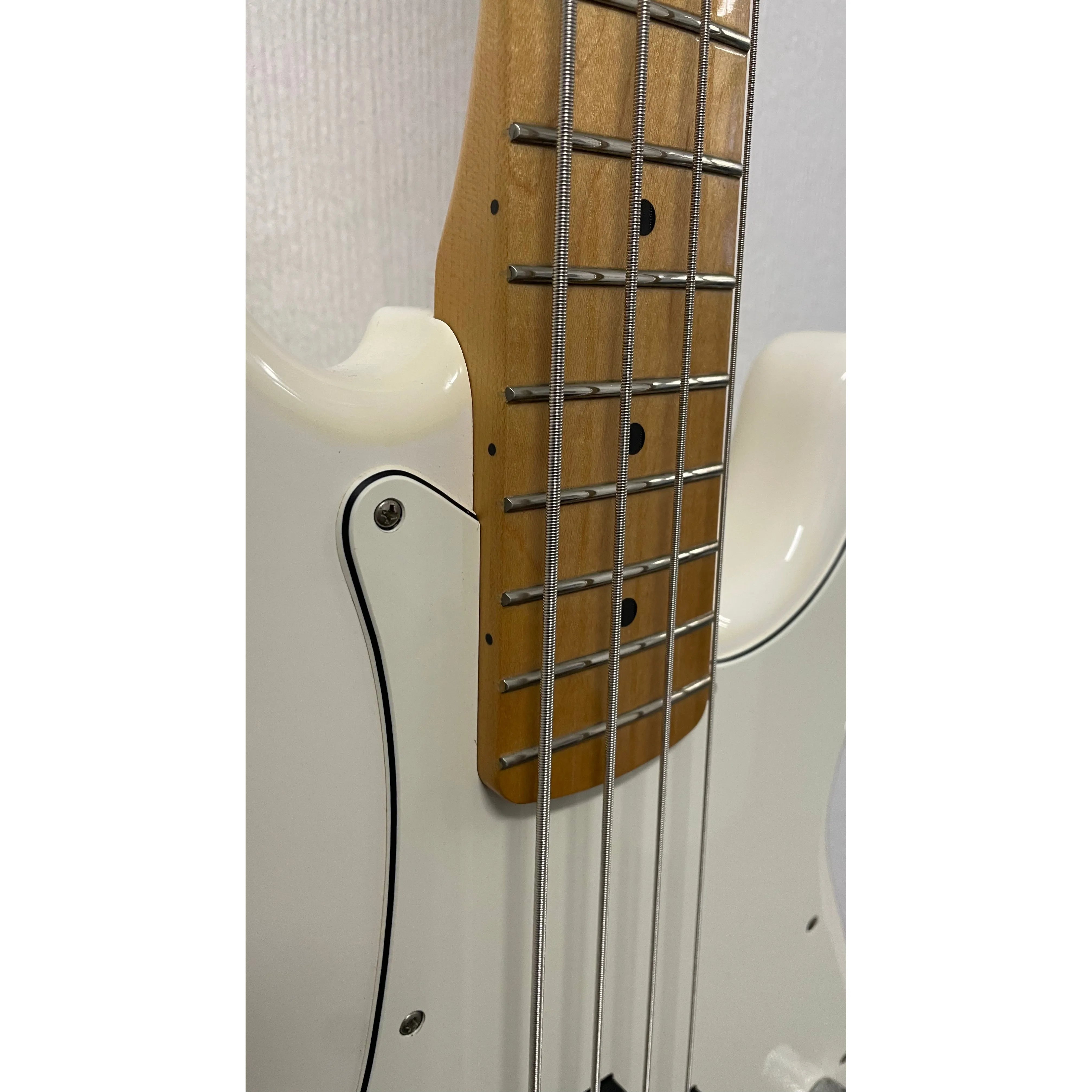 Fender Player Precision Bass in Polar White, Mexican, 2020, with Gigbag Pre-Owned