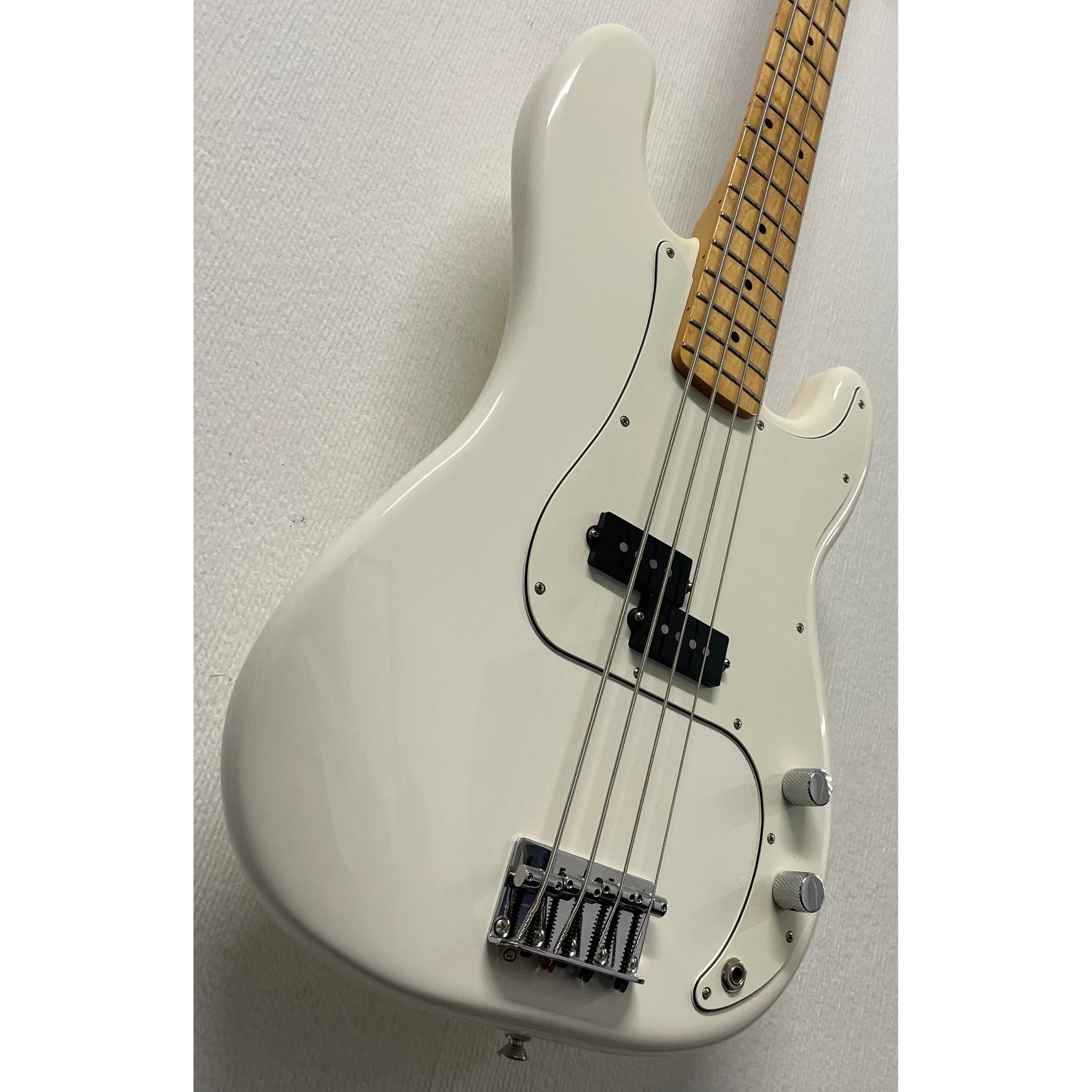 Fender Player Precision Bass in Polar White, Mexican, 2020, with Gigbag Pre-Owned