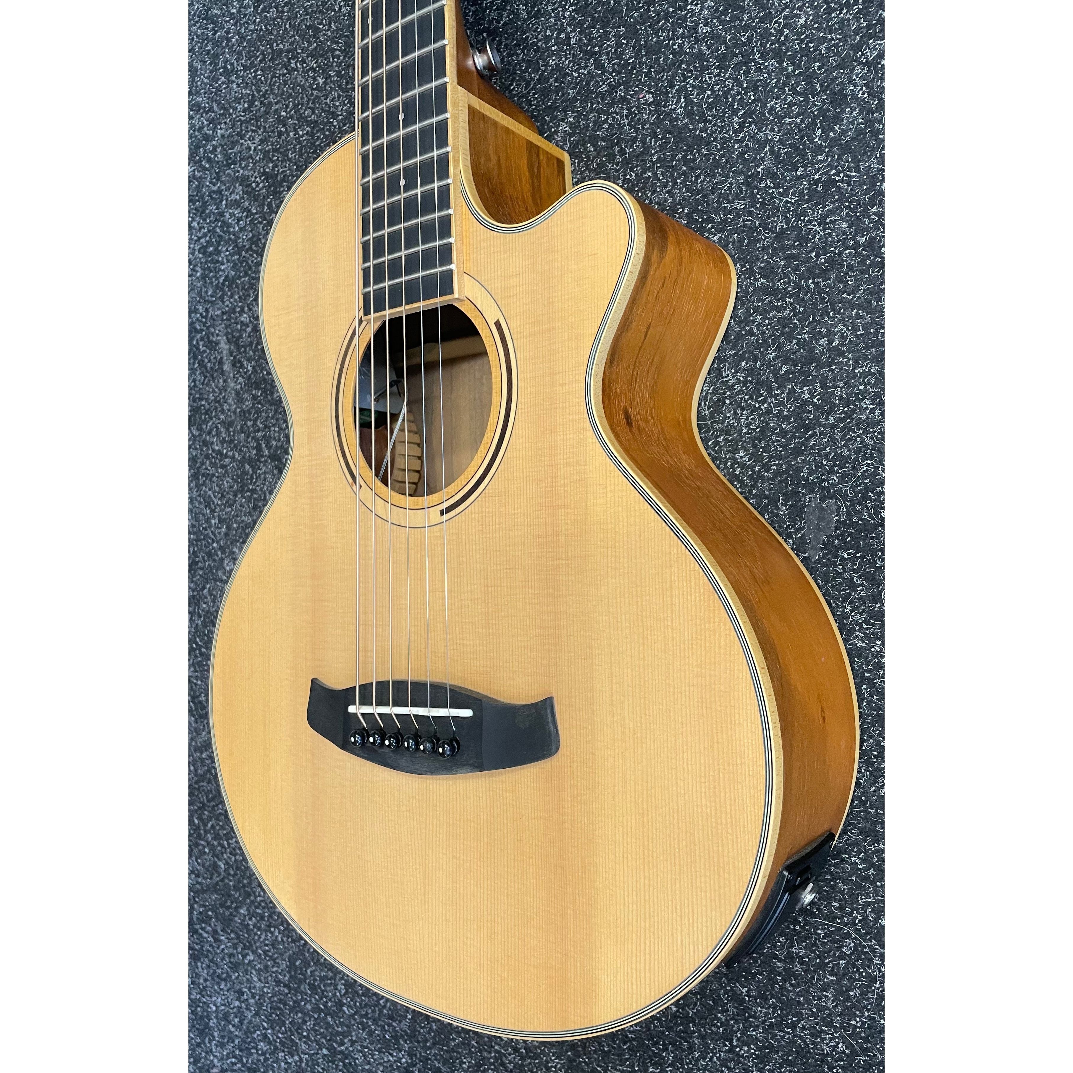 Tanglewood Discovery DBT-TCE-BW Travel Sized Electro Acoustic Guitar in Black Walnut and Spruce with Gigbag Pre-Owned
