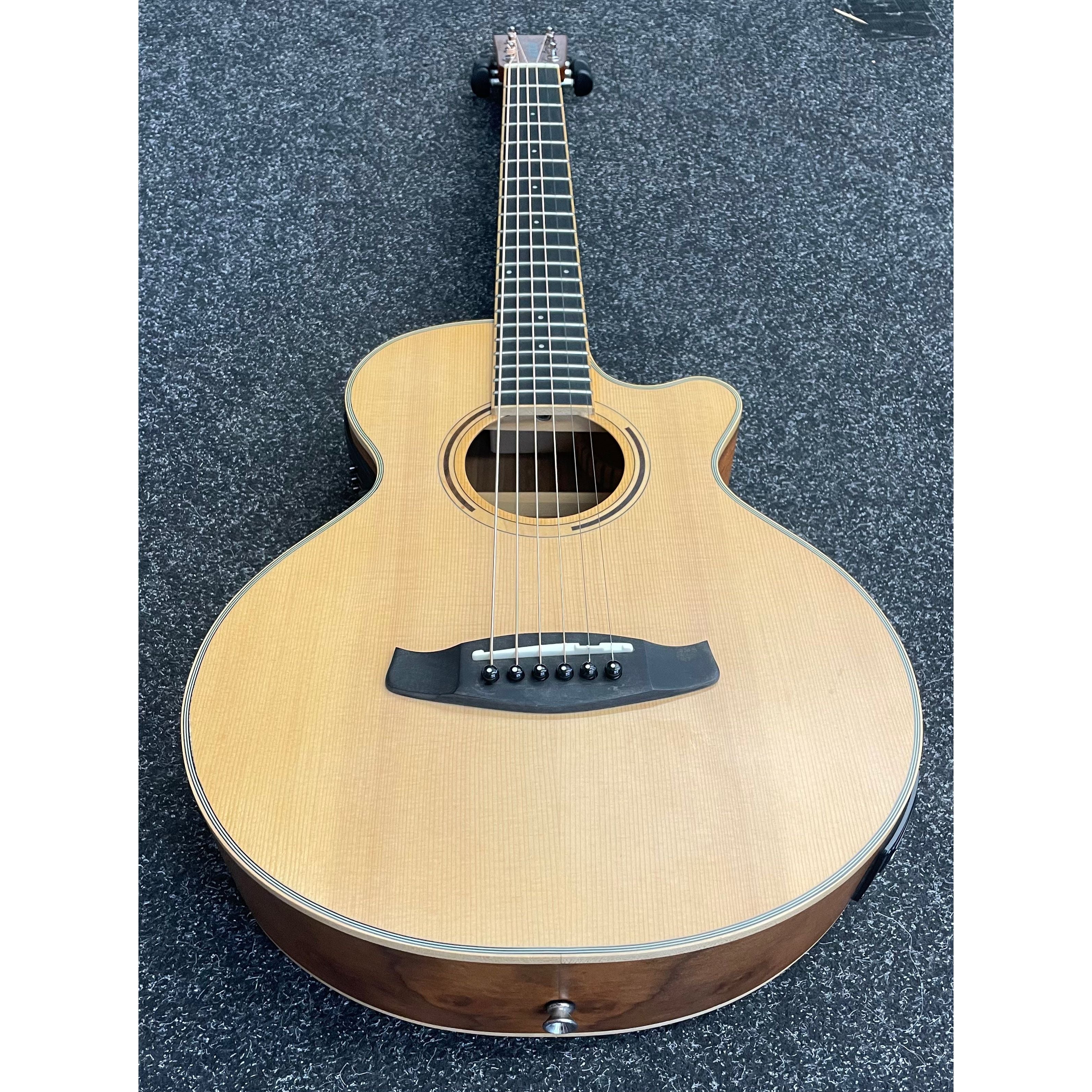 Tanglewood Discovery DBT-TCE-BW Travel Sized Electro Acoustic Guitar in Black Walnut and Spruce with Gigbag Pre-Owned