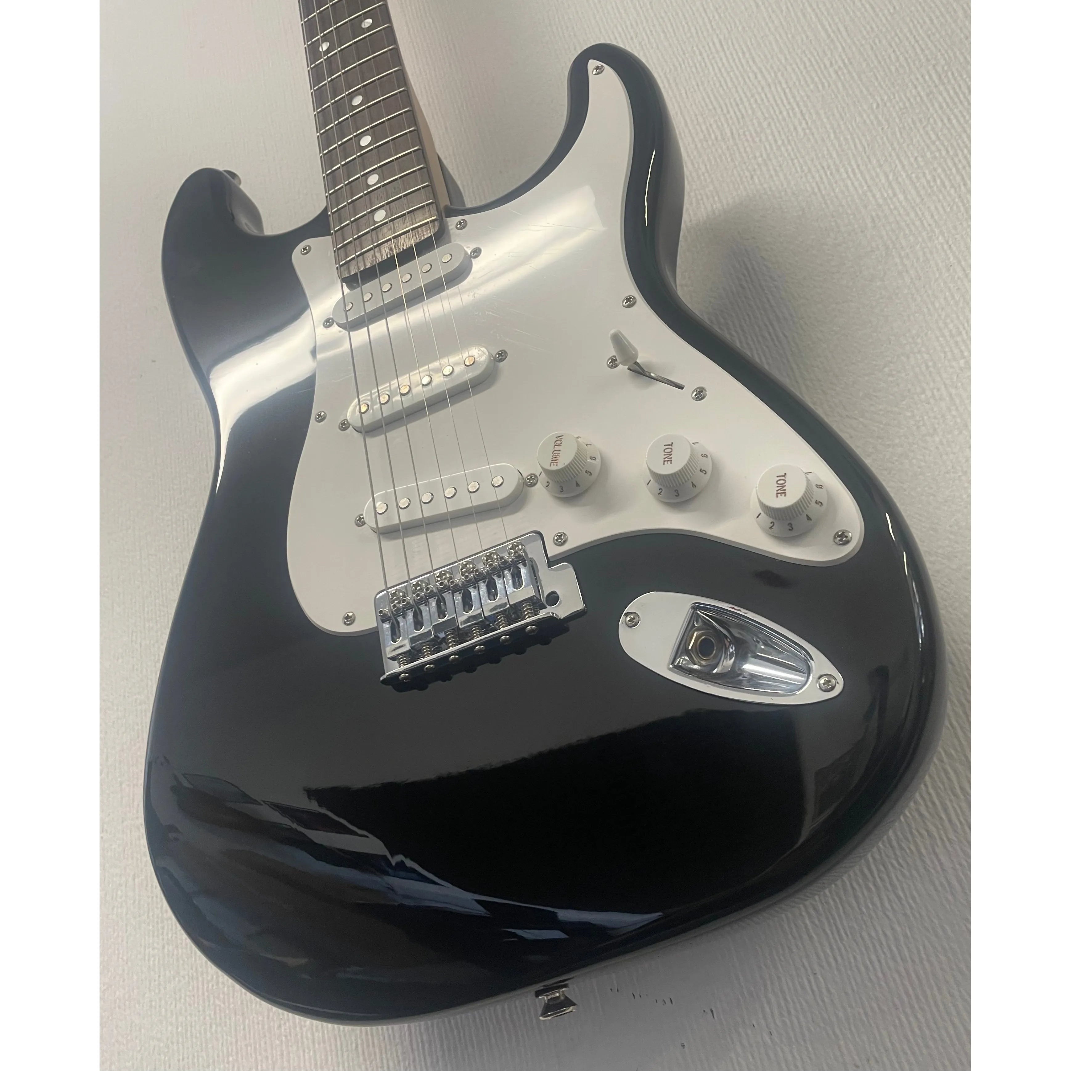 Squier Affinity Stratocaster 1994 in Black with Gigbag Pre-Owned