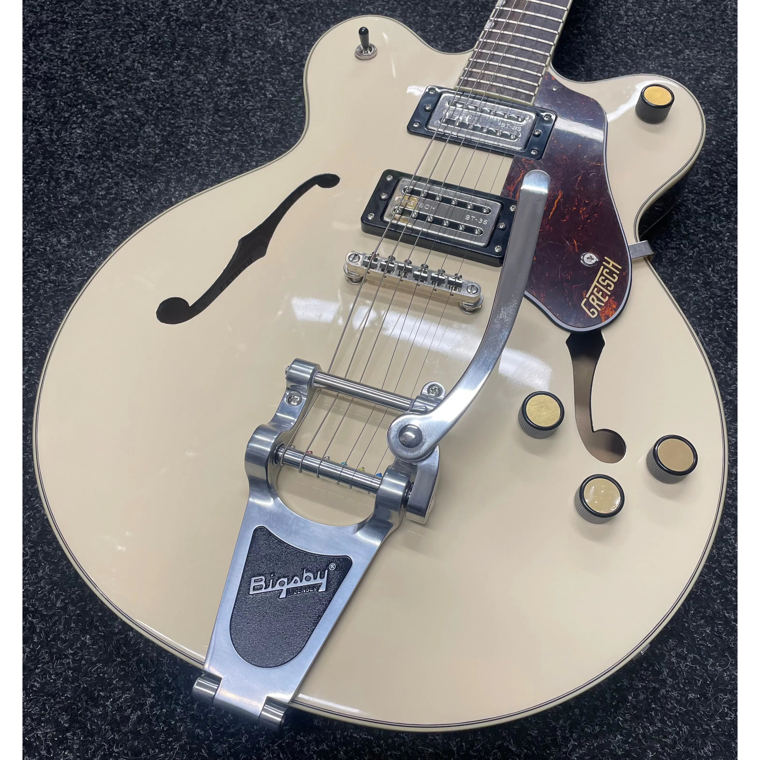 Gretsch G2622T Streamliner with Bigsby in Vintage White Pre-Owned